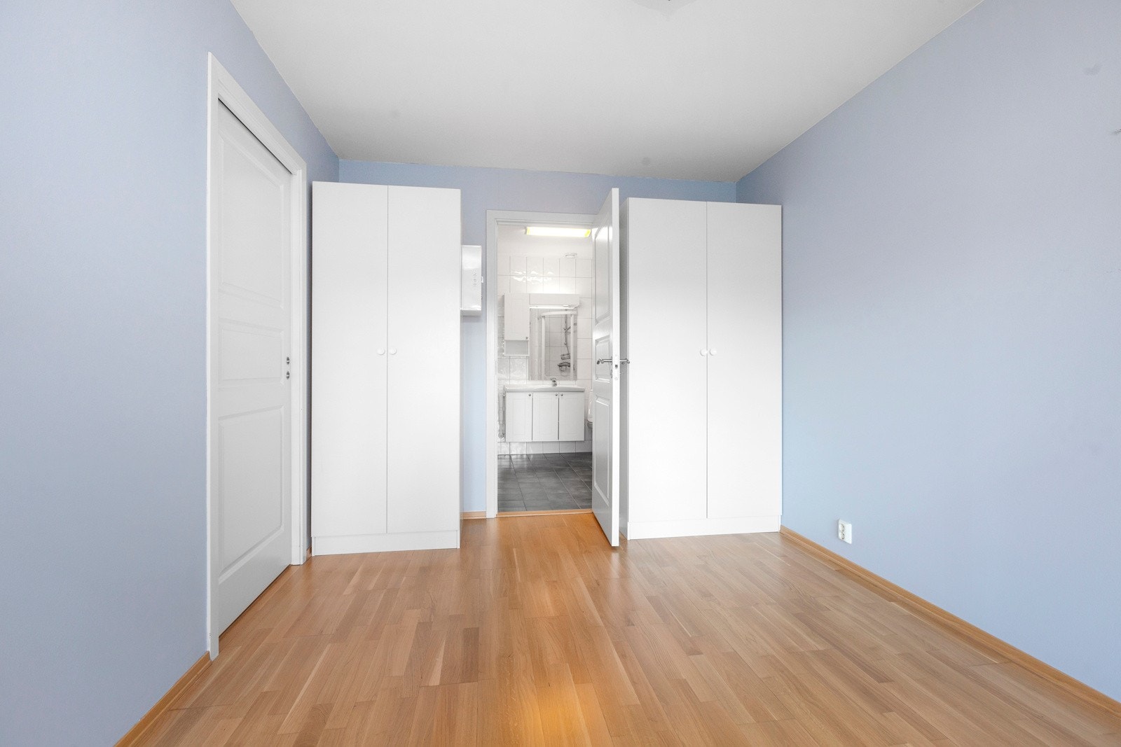 Soverom som har direkte inngang til badet Galleribilde