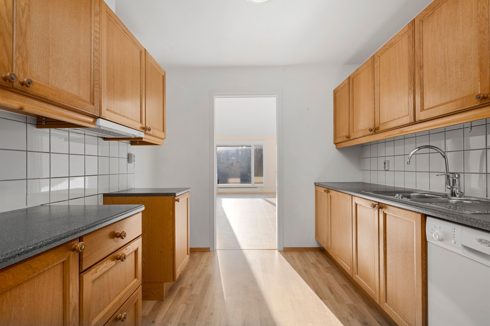 Kjøkkeninnredningen har godt med skapplass Galleribilde