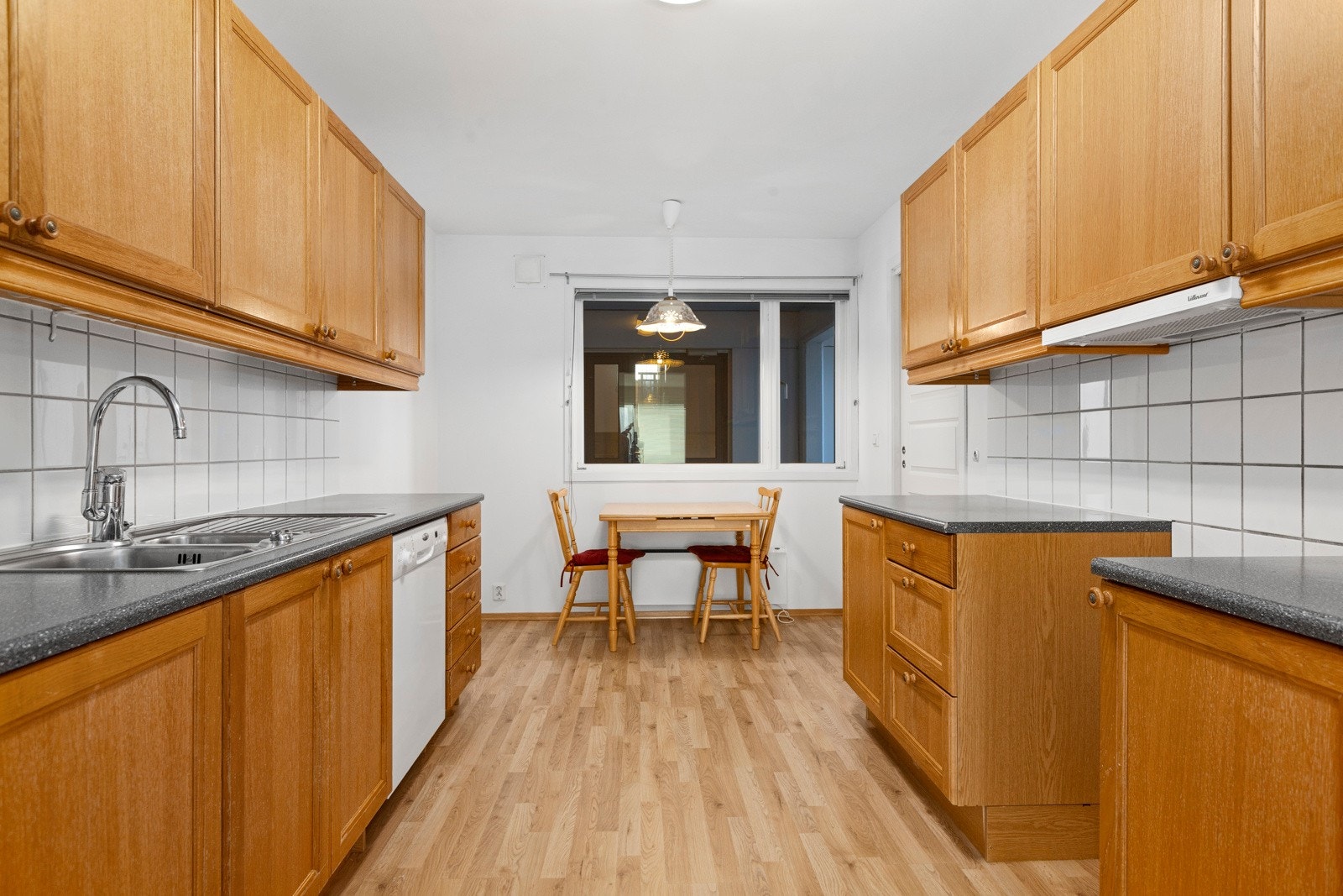 Plass i forkant av vinduet til frokostbord Galleribilde