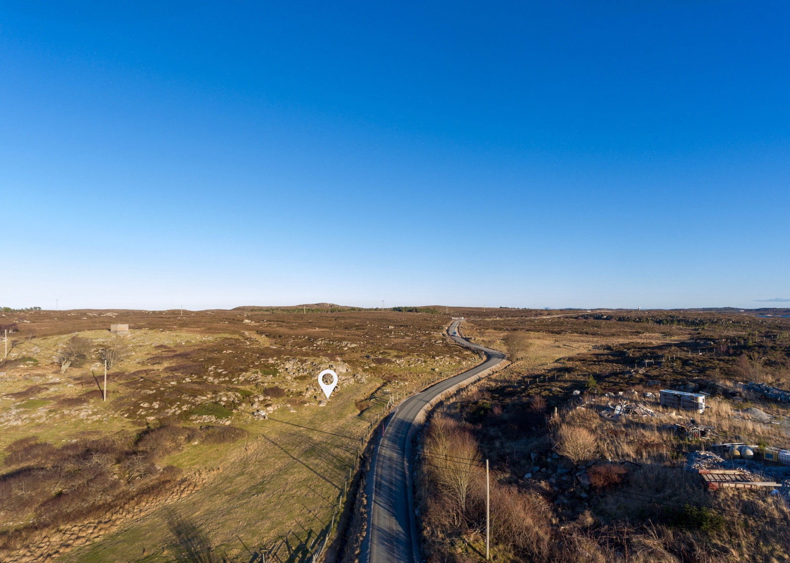 Tomta byr på unik kombinasjon av sjønær beliggenhet, skjermet atmosfære og fantastiske rekreasjonsmuligheter Galleribilde
