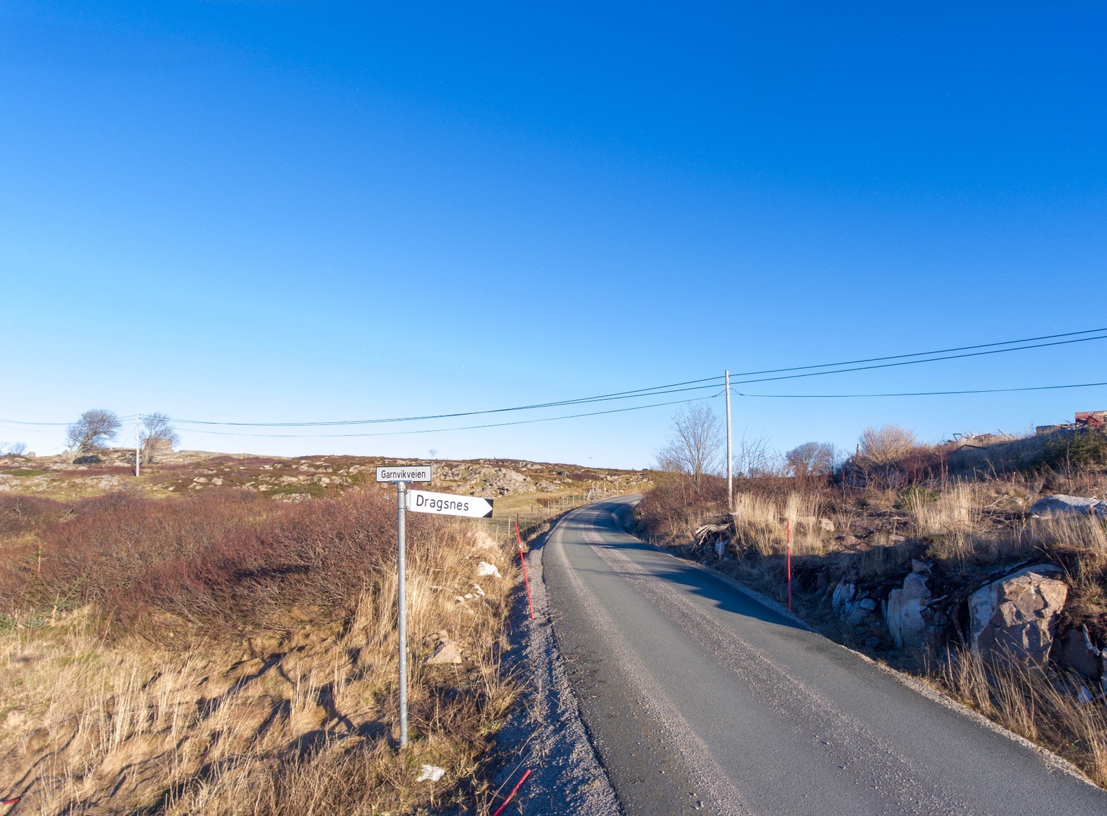 Eiendommen ligger rett ovenfor dette krysset ved Garnvikveien og Dragsnesveien Galleribilde