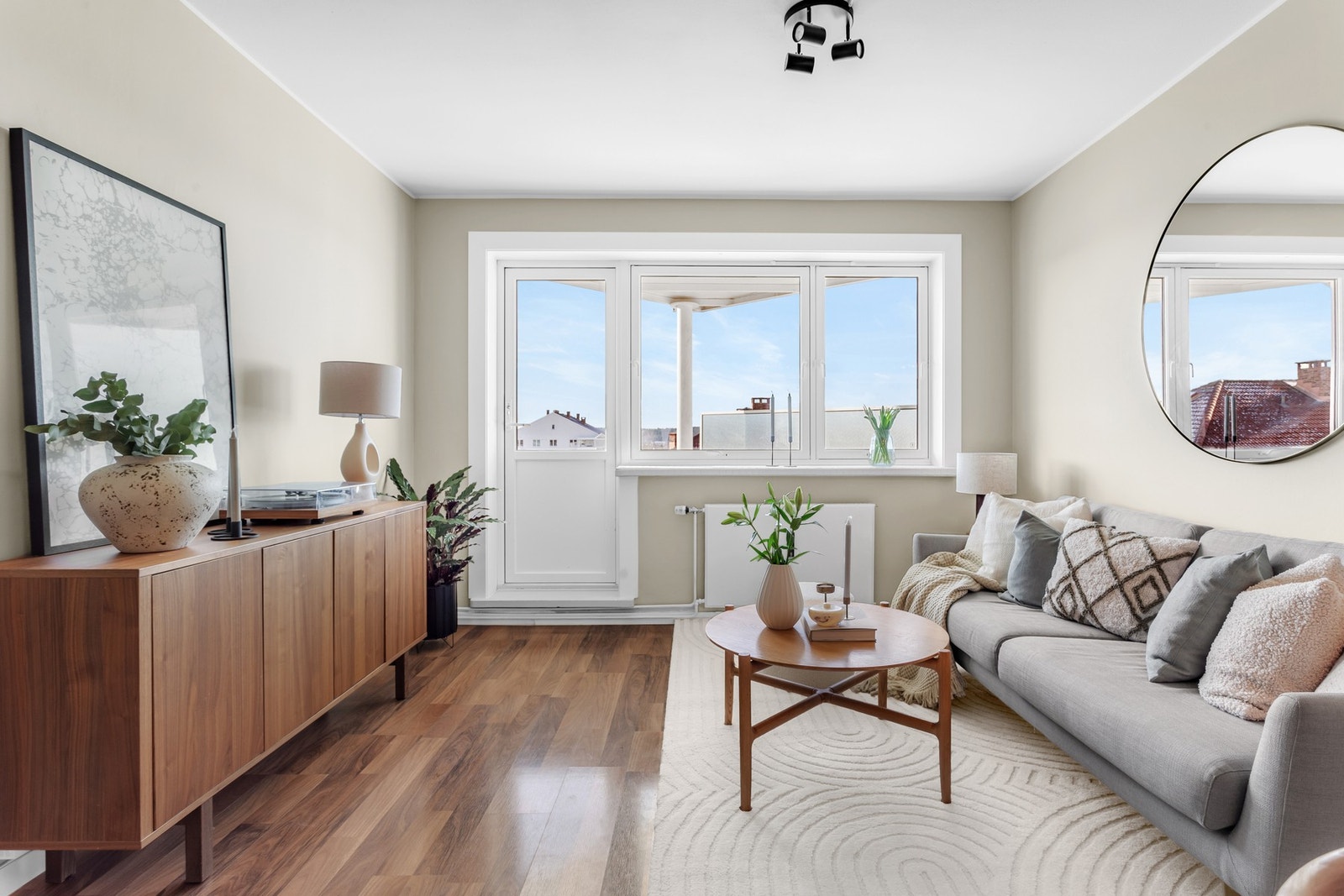 Vinduer og balkongdør ble skiftet i 2019, i regi av borettslaget. Galleribilde