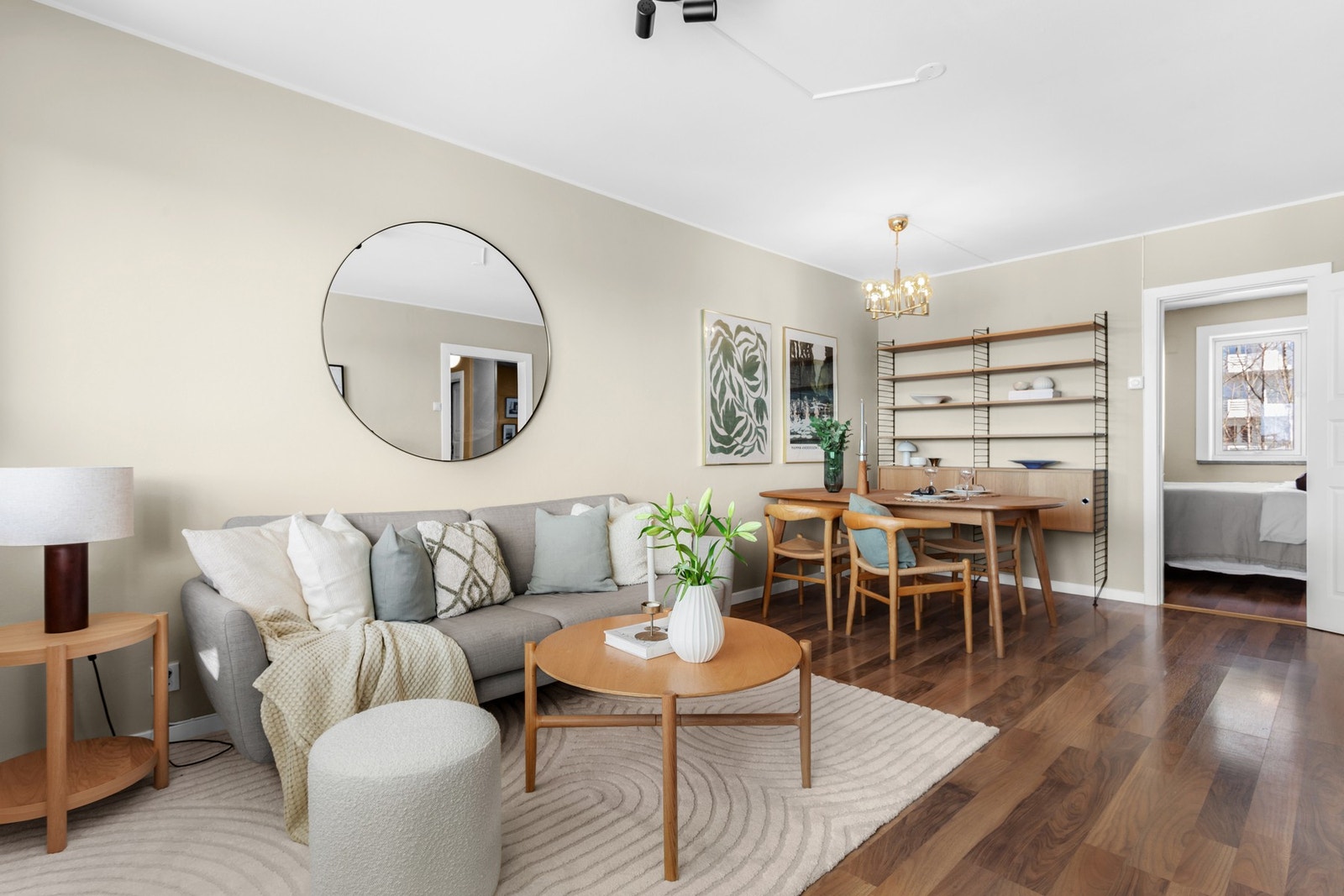 Stuen har glatte veggflater og er malt i en behagelig fargetone. Takhøyden er målt til ca. 2,50 meter. Galleribilde