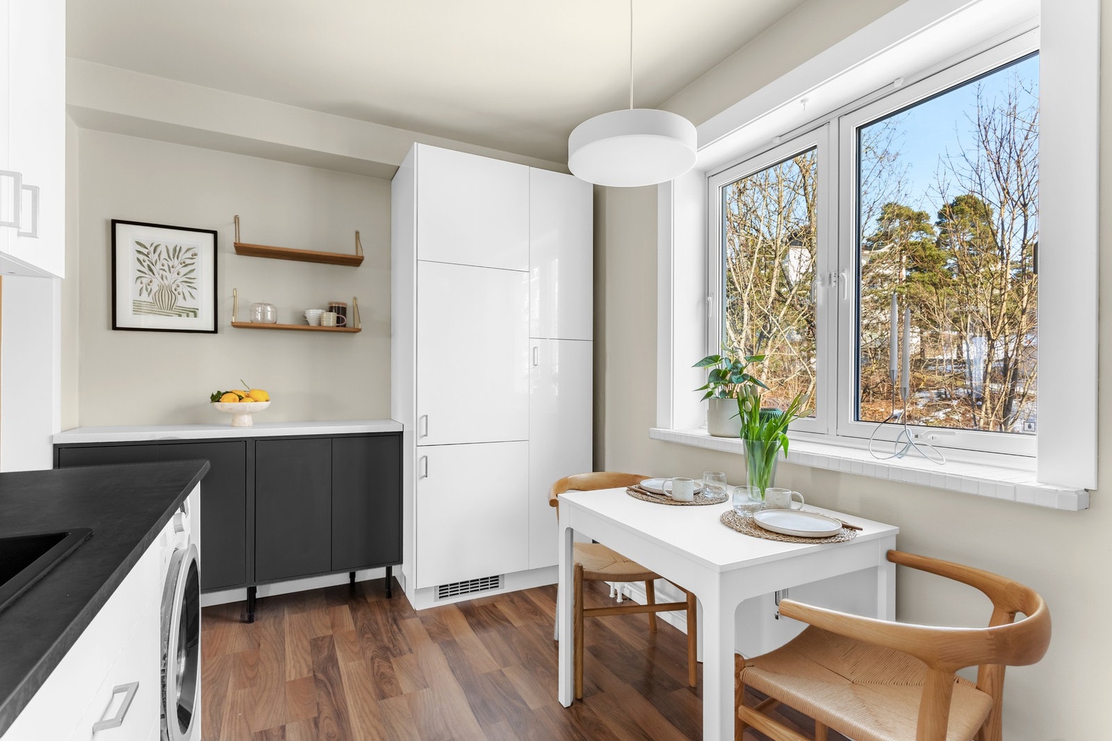 Videre har kjøkkenet opplegg for vaskemaskin. Plassen er virkelig godt utnyttet med tanke på lagringsplass. Galleribilde