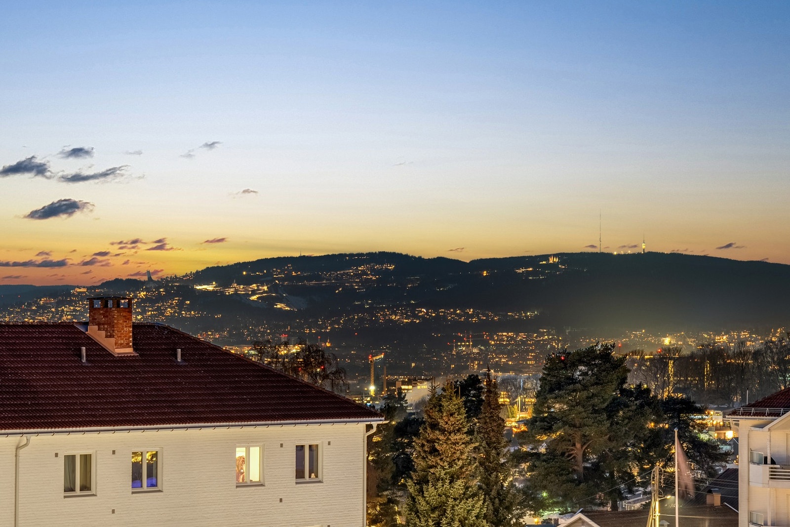 En attraktiv toppleilighet med fritt utsyn over nærområdet og mot Holmenkollåsen. Galleribilde