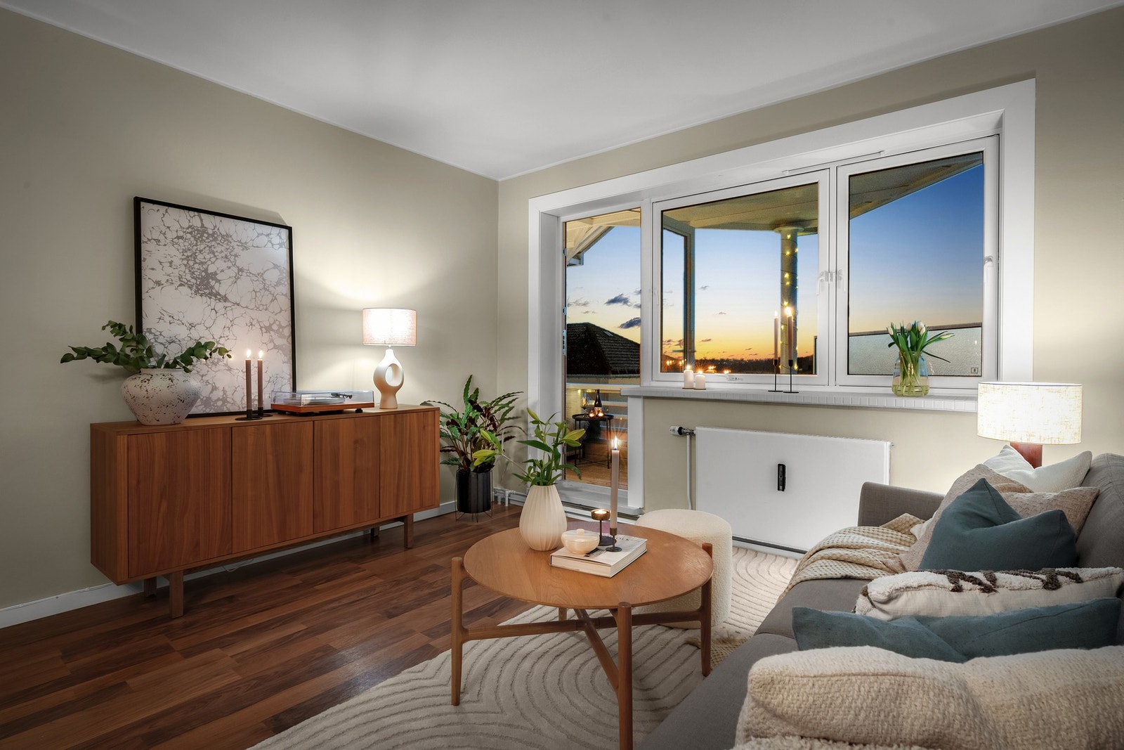 Lun og behagelig stemning i stuen på kveldstid. Galleribilde