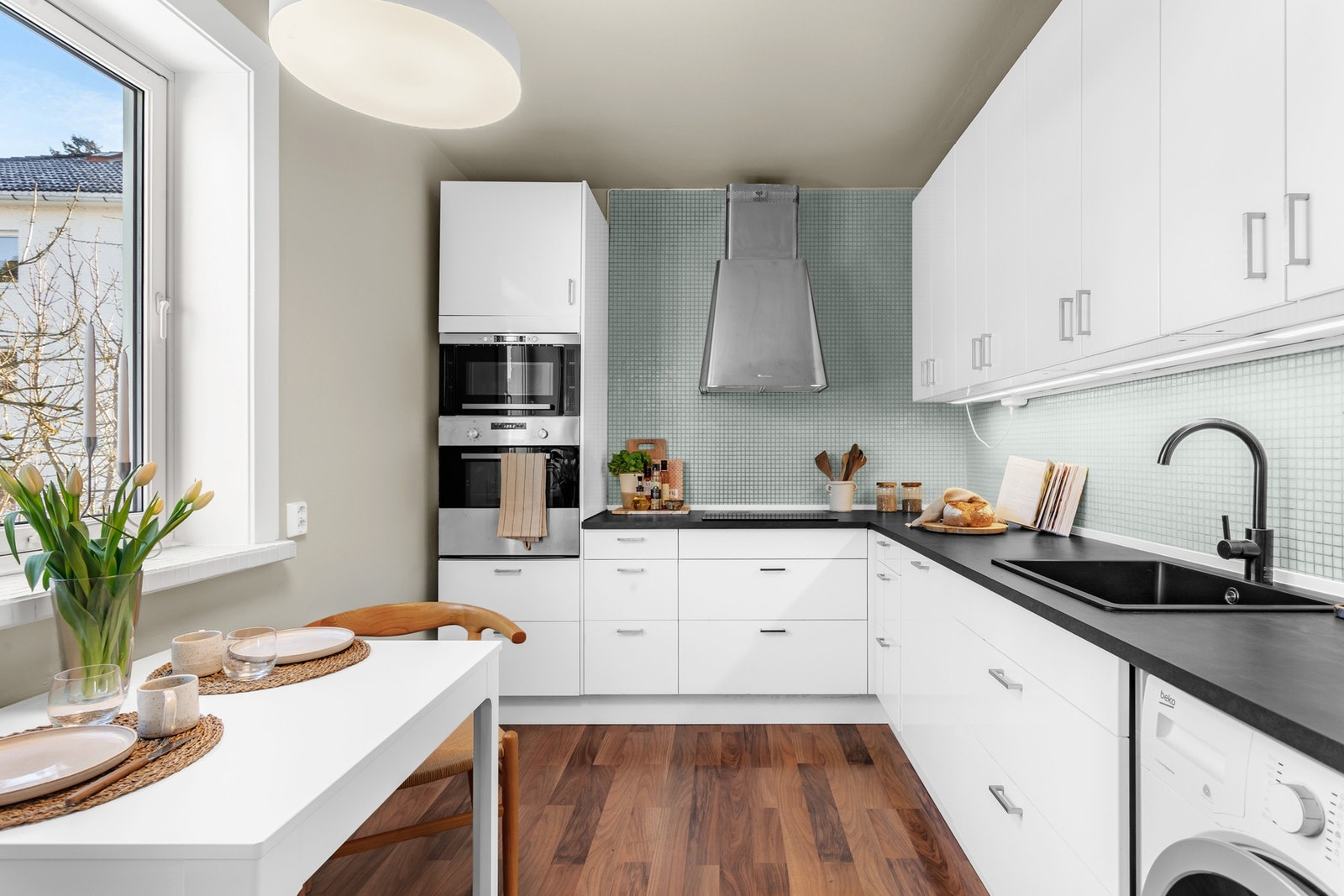 Kjøkkeninnredningen er fra IKEA og har glatte fronter. Ny benkeplate i laminat med nedfelt kum i kompositt, begge fra 2025. Integrerte hvitevarer gir et pent helhetsinntrykk. Galleribilde