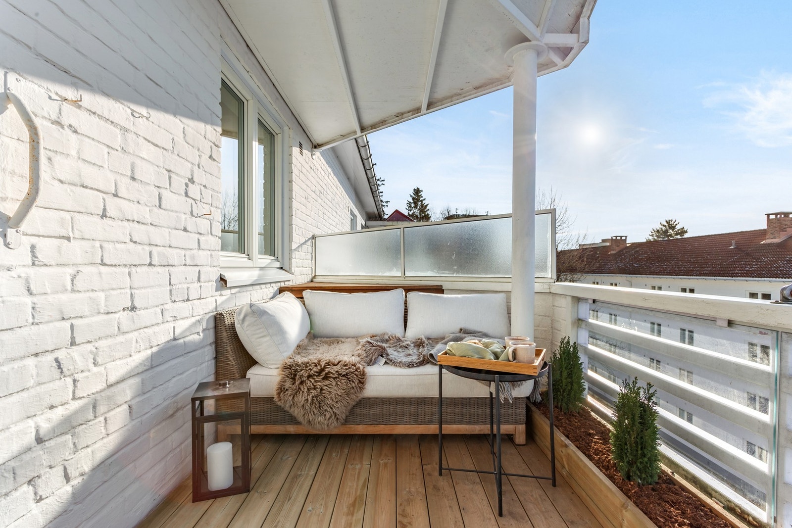 Balkongen har levegger i glass, er delvis overbygd og det er lagt terrassebord på det opprinnelige betongdekket. . Galleribilde