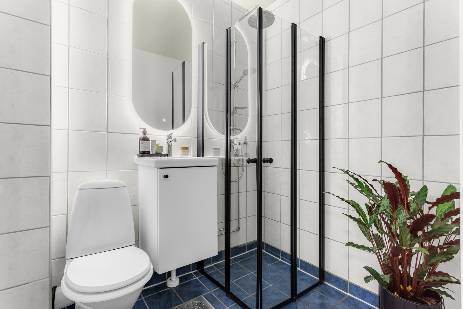 Delvis flislagt bad med varme i gulv. Badet ble rehabilitert i regi av borettslaget i 2002 og har blitt oppgradert med moderne dusjvegger, servantskap og speil i 2025. Galleribilde