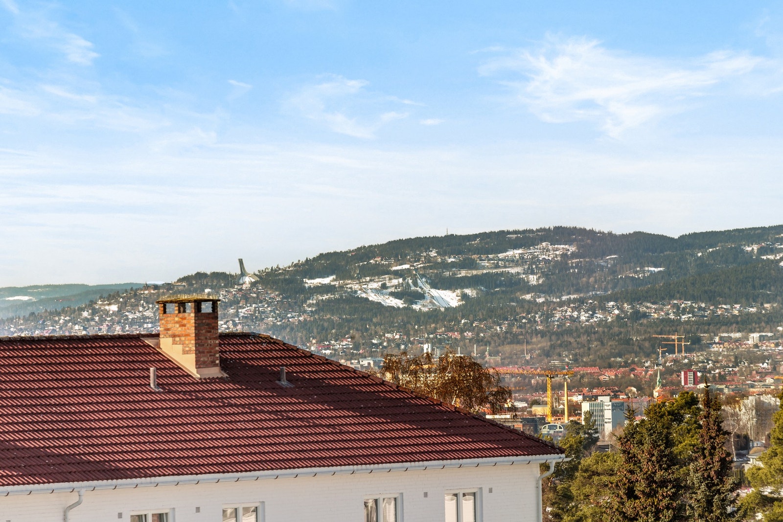 Her har du både utsikt over nærområdet med borettslagets grøntareal, i tillegg til at du kan skimte Holmenkollen i det fjerne. Galleribilde