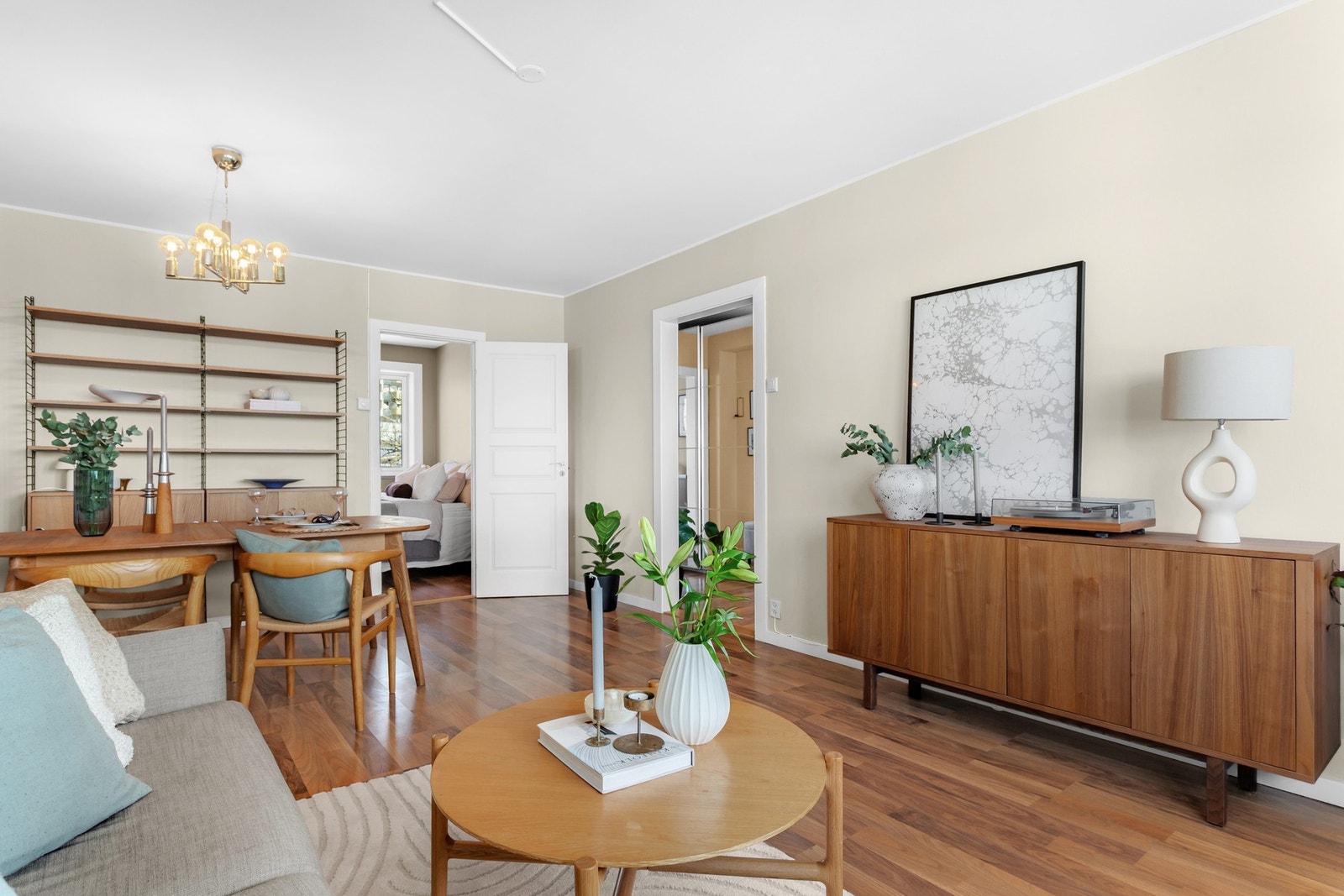 Fra stuen tar vi turen via gangen og videre inn på kjøkkenet. Galleribilde