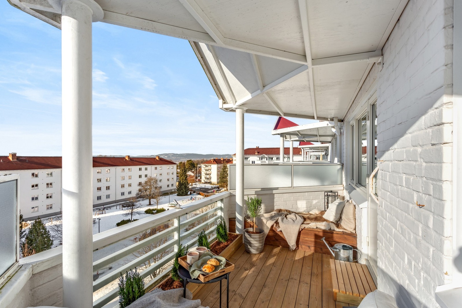 Videre er det bygd plassbygd sittemøblement og blomsterkasse på balkongen. Dette gir et hyggelig inntrykk. Galleribilde