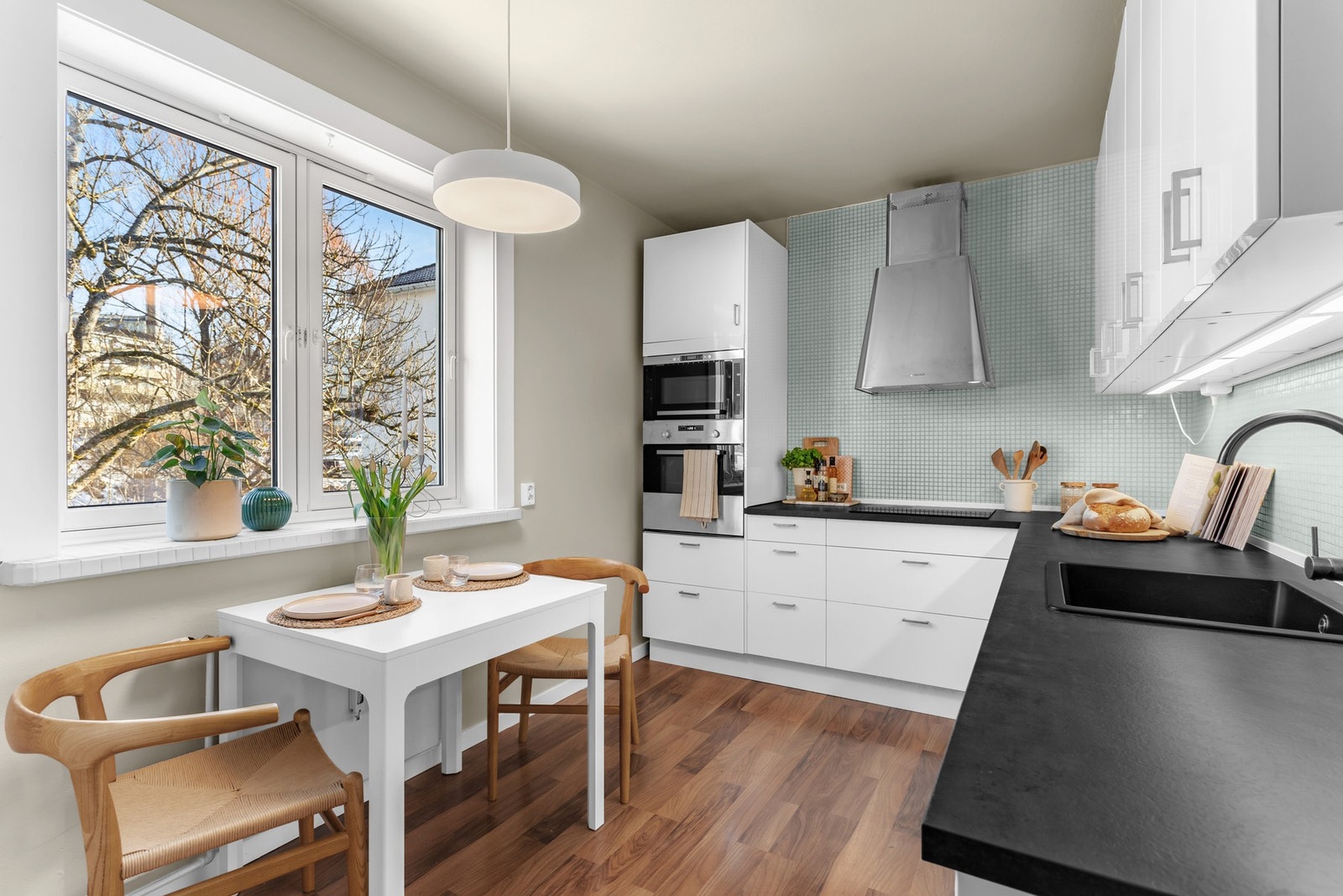 Separat kjøkken med god skapplass og rikelig med arbeidsbenk. Hyggelig med plass til spisebord under vinduet. Galleribilde