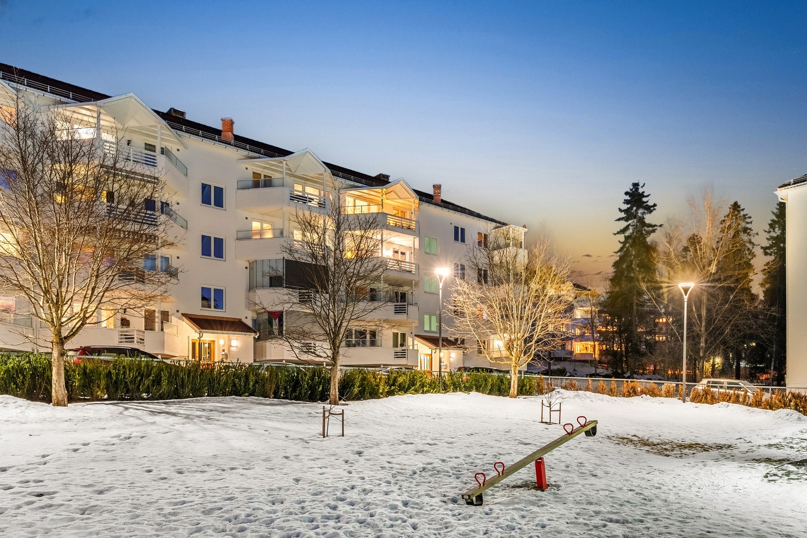 Beliggenhet i fjerde etasje gir et fritt utsyn over borettslagets fellesområde. Her kan barna leke i skjermede omgivelser. Galleribilde