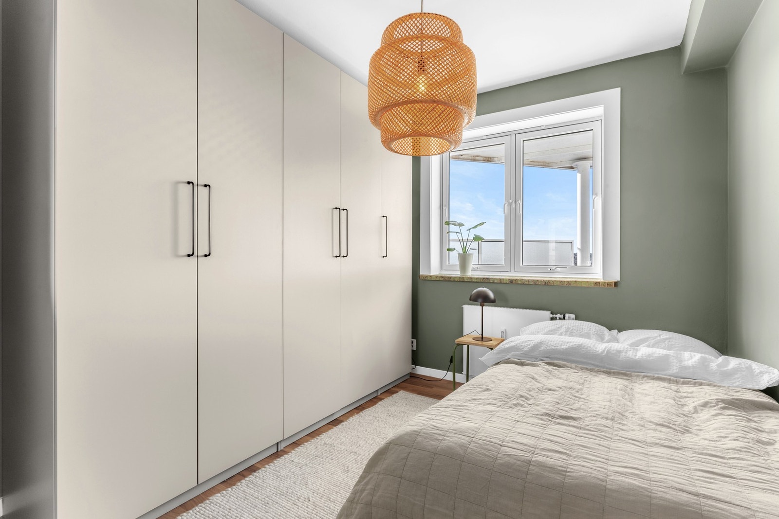 Leilighetens andre soverom ligger i tilknytning til entreen. Takhøye garderobeskap for oppbevaring av klær og sko. Galleribilde