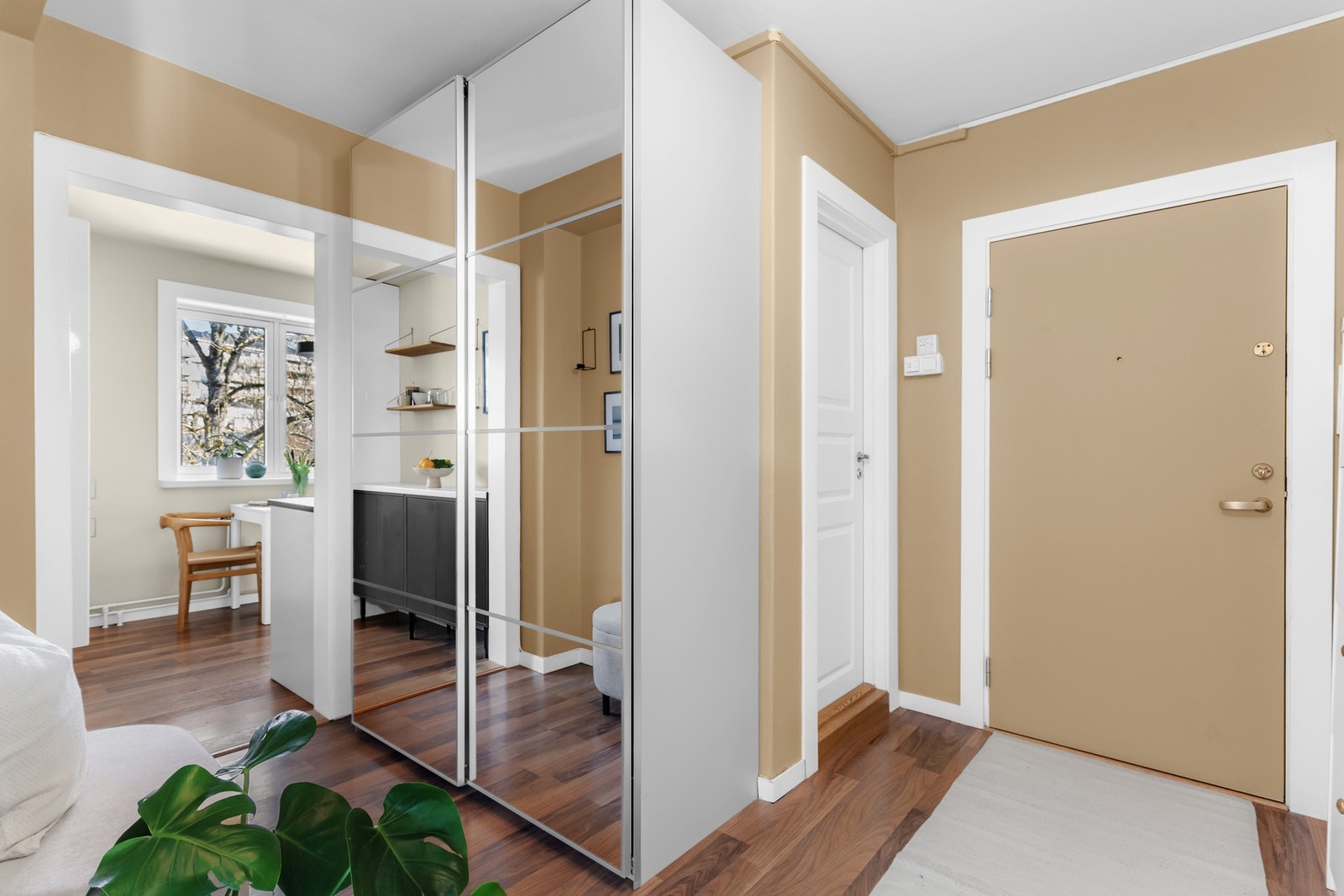 Leiligheten har en fin entré som gir leiligheten et godt førsteinntrykk. Gode lagringsmuligheter for klær og sko i skyvedørsgarderobe med speilfronter. Galleribilde