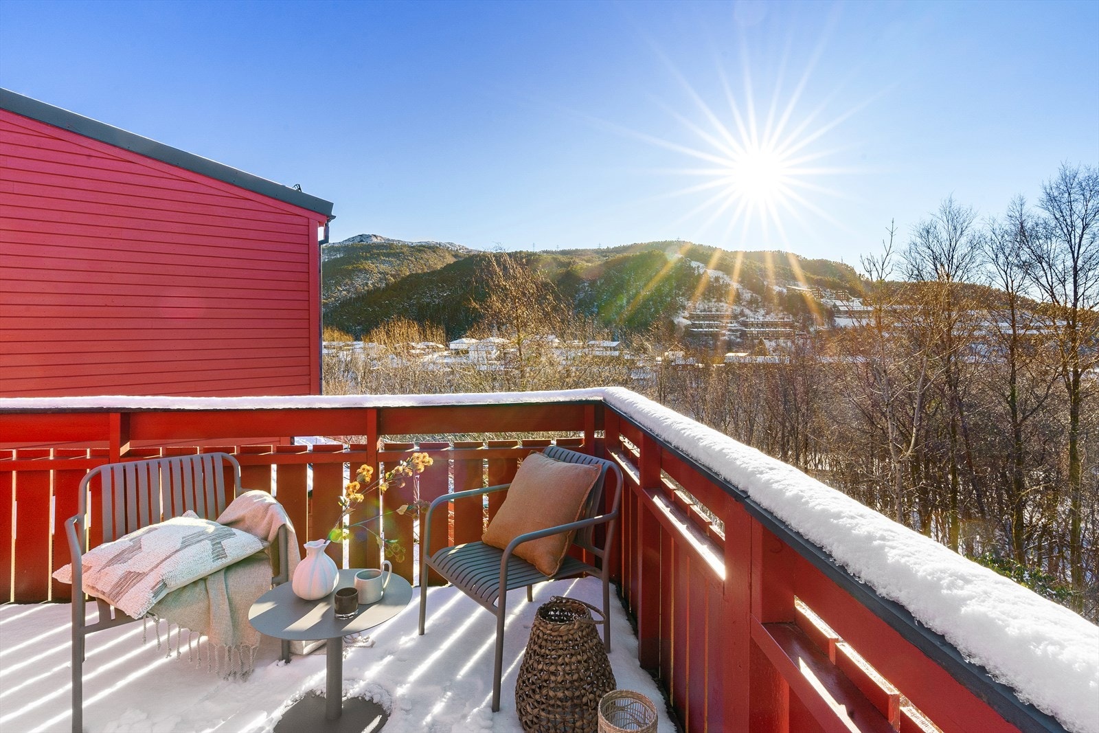 Solrik balkong med vakker utsikt. Perfekt for morgenkaffen. Galleribilde