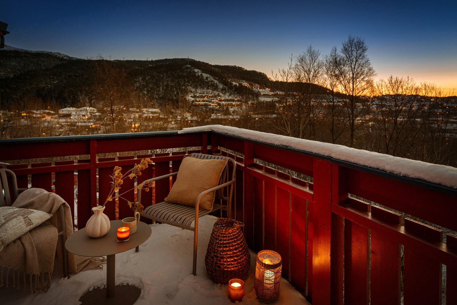 Koselig balkong med fantastisk utsikt over vinterlandskapet og solnedgang. Perfekt for avslapning og nyte naturens ro. Galleribilde