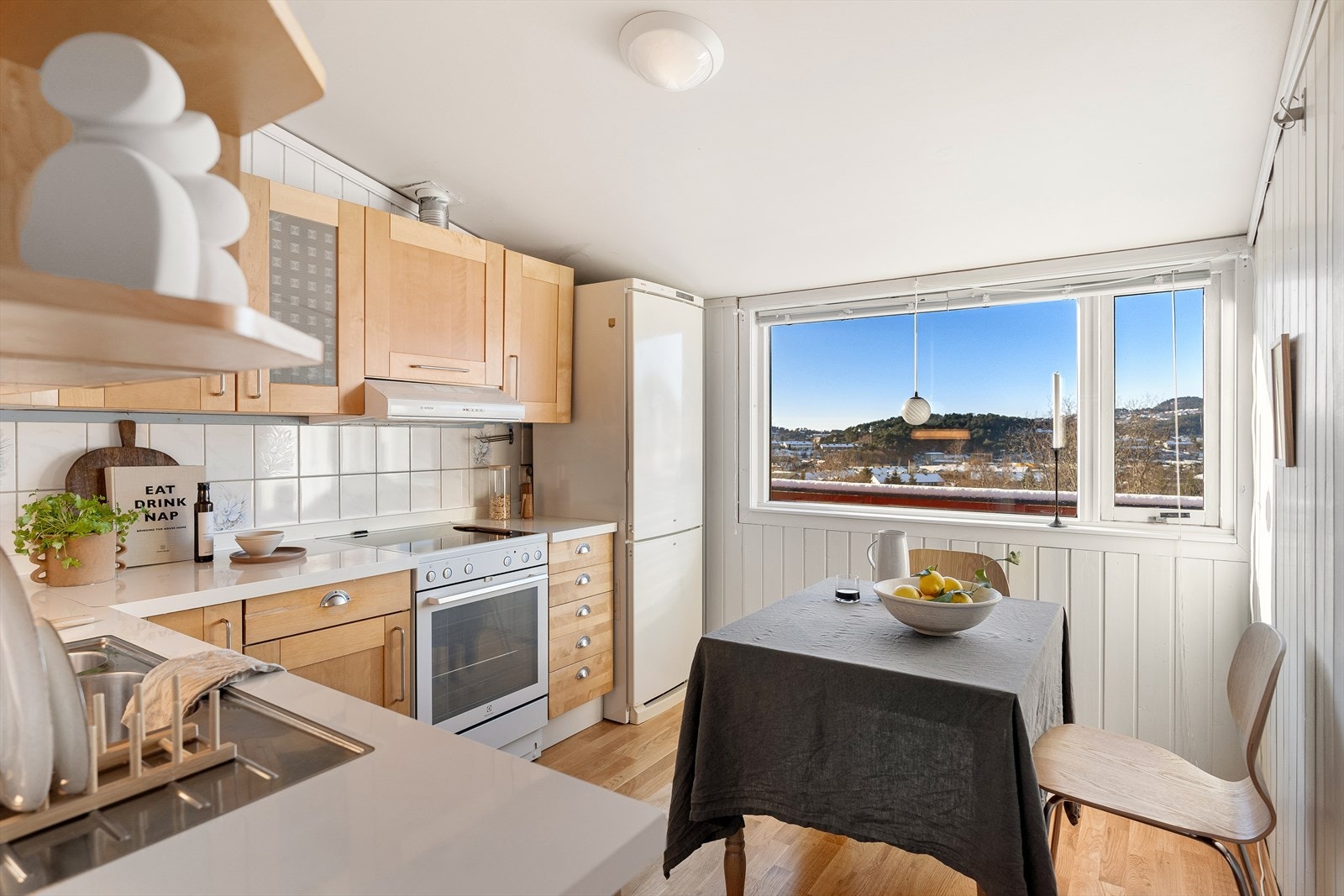 Lys og romslig kjøkken med flott utsikt. Galleribilde