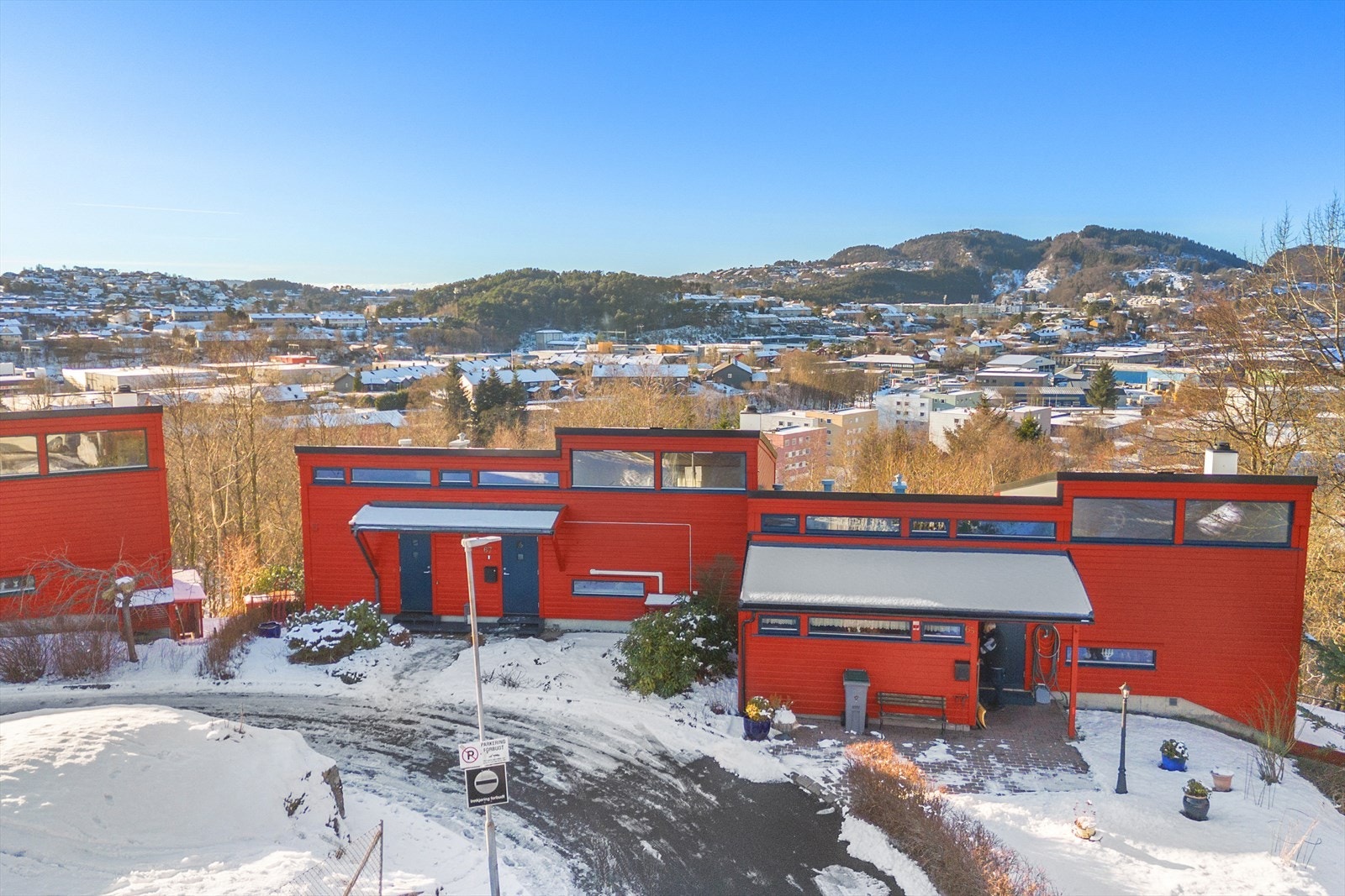 Sjarmerende rekkehus med fantastisk utsikt. Sentralt beliggende i et rolig nabolag. Galleribilde