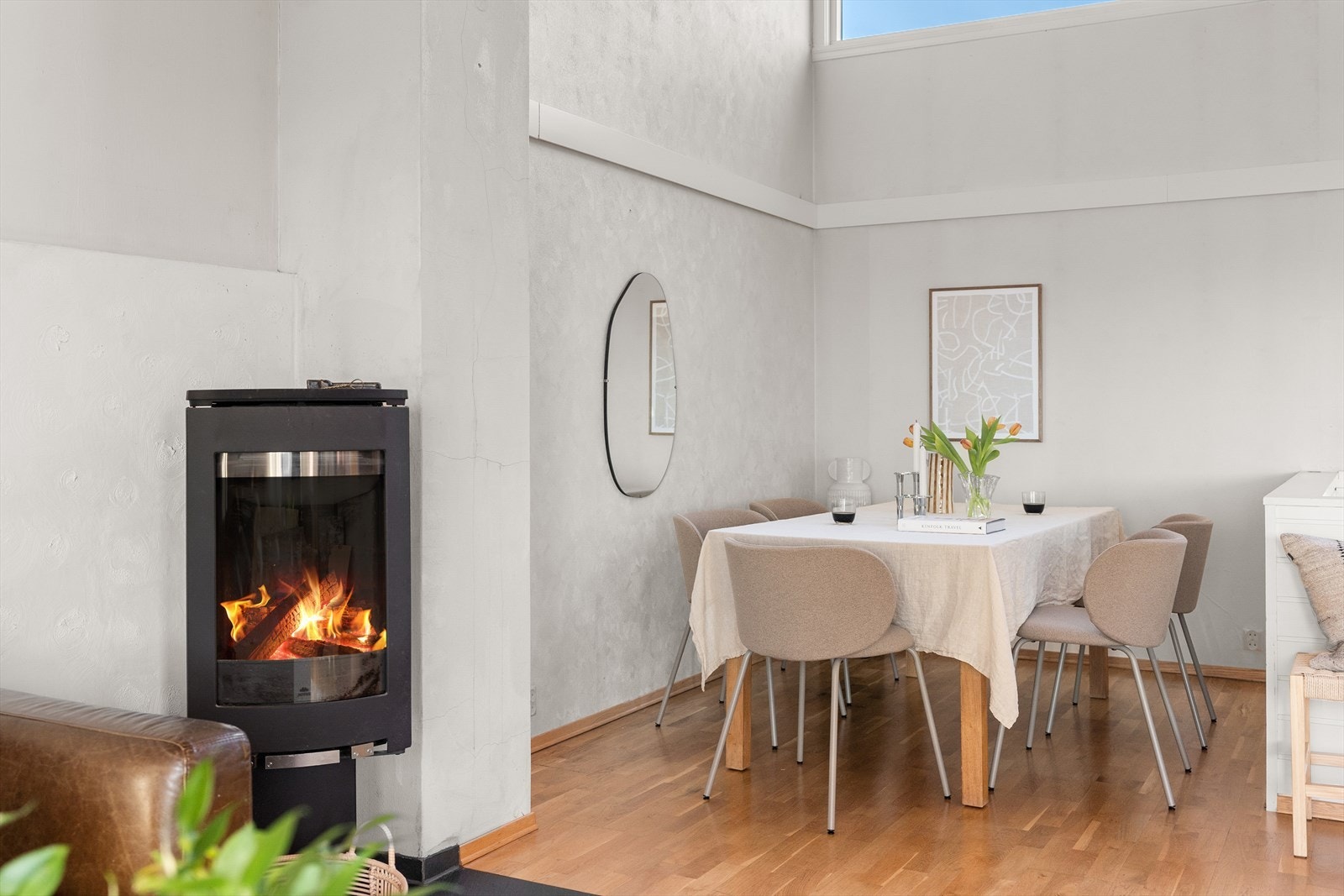 Plass til sofagruppe og spisebord Galleribilde