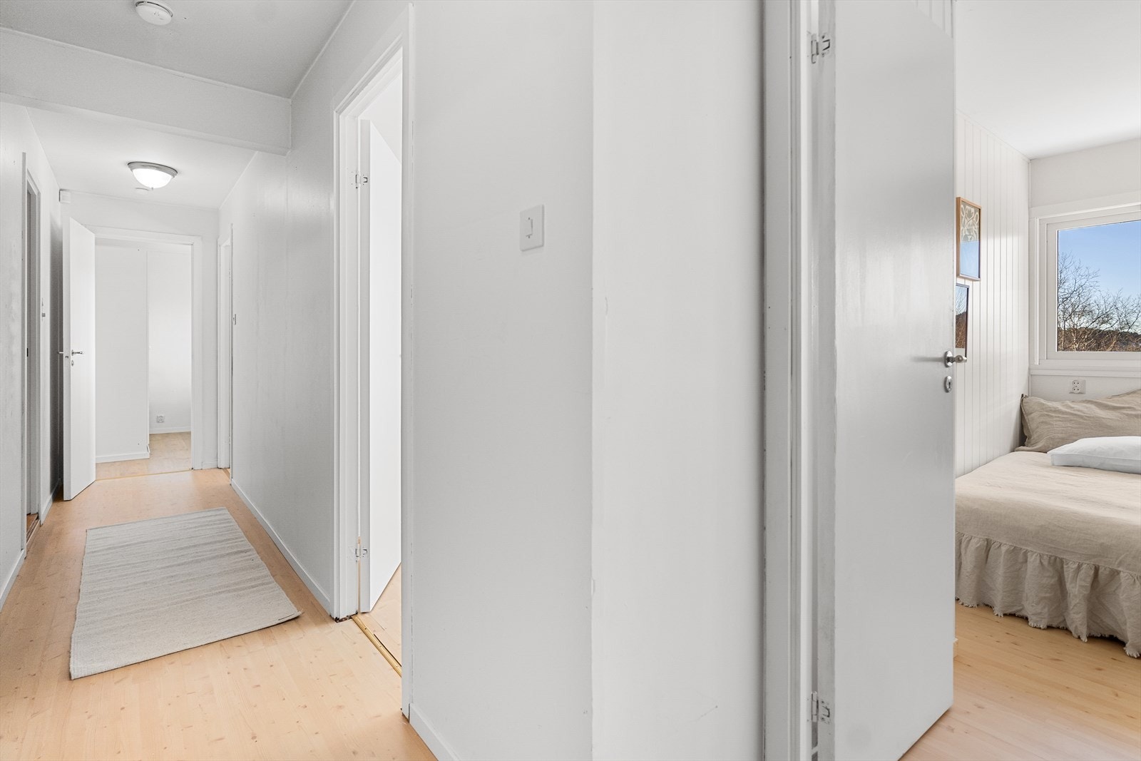 Lys og innbydende gang med flere dører til rom, gir en åpen og praktisk planløsning. Galleribilde