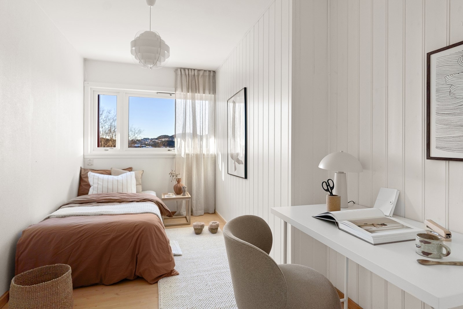 Laminat på gulv, malt panel, mdf panel
og malt strie på vegger og malt platekledning i himling. Galleribilde