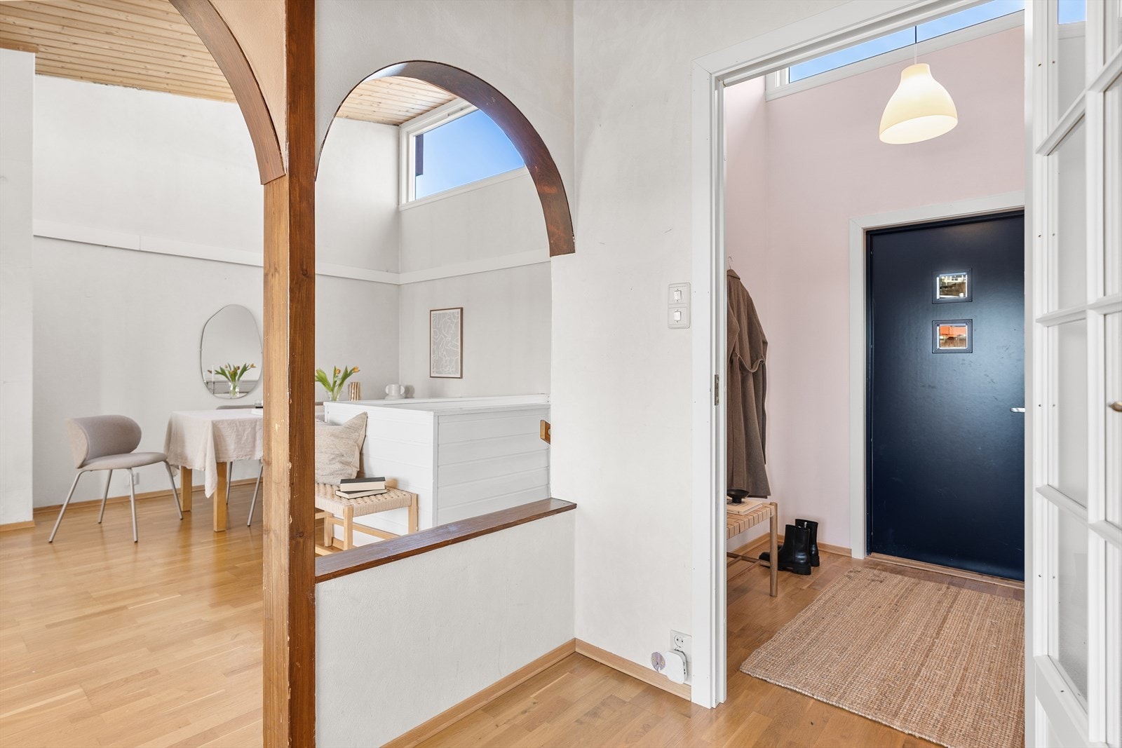 Plass til å henge fra seg yttertøy og sette fra seg sko i entreèn. Galleribilde