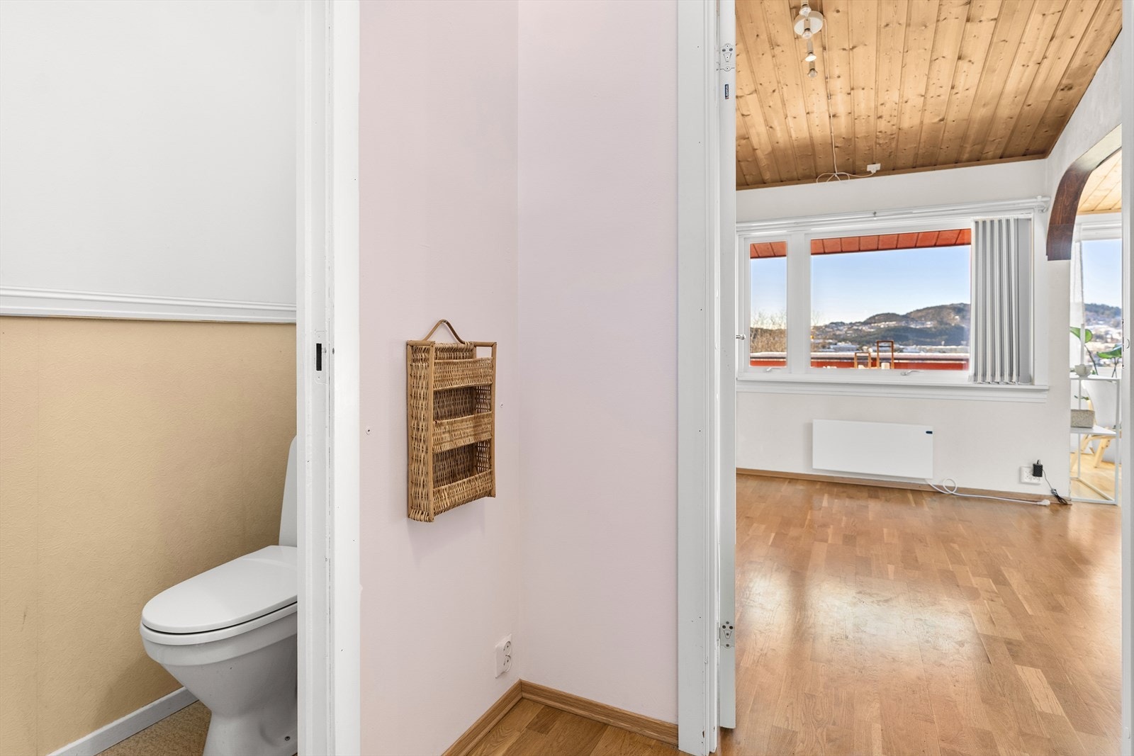 Entrè måler 3,8m² og toalettrom er på 1,5m² Galleribilde