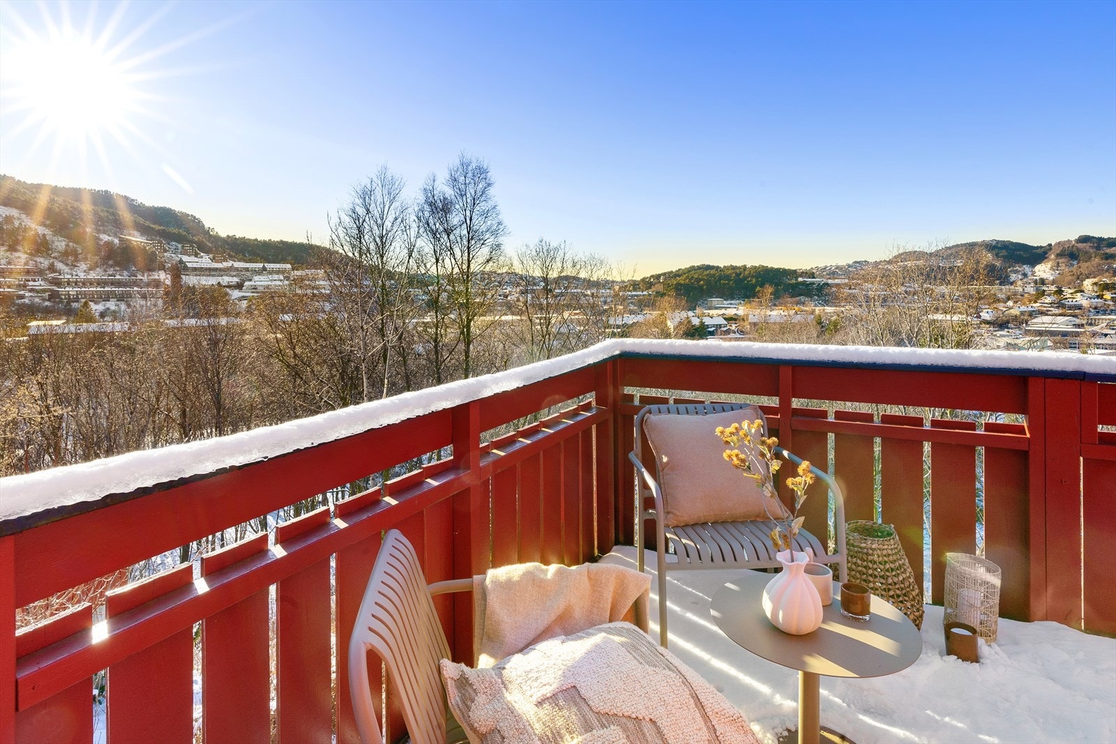 Sjarmerende uteplass med strålende solskinn og vakker utsikt over snødekte landskap. Galleribilde