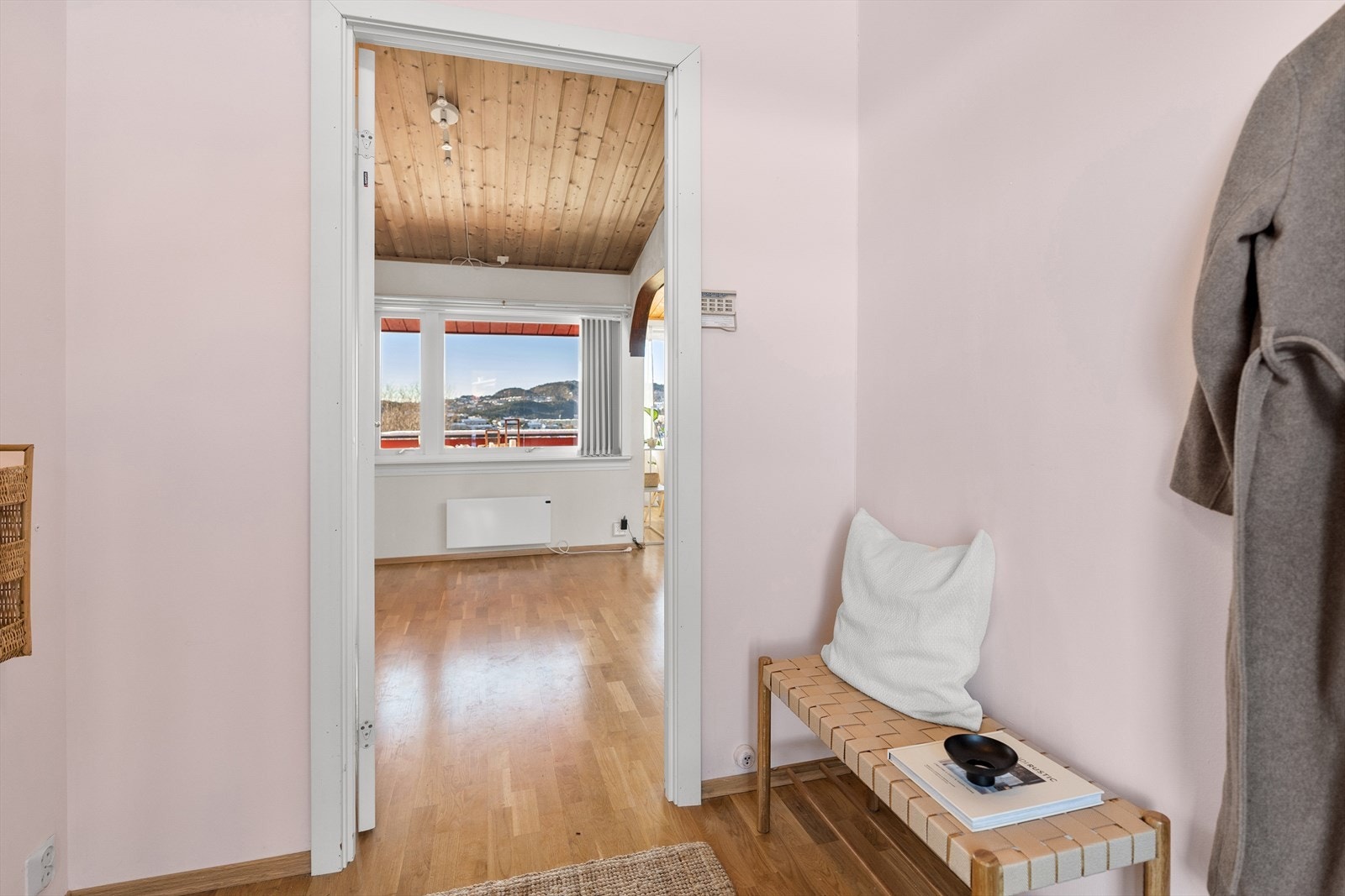 Parkett på gulv,
malt platekledning på vegger og panel i himling. Galleribilde