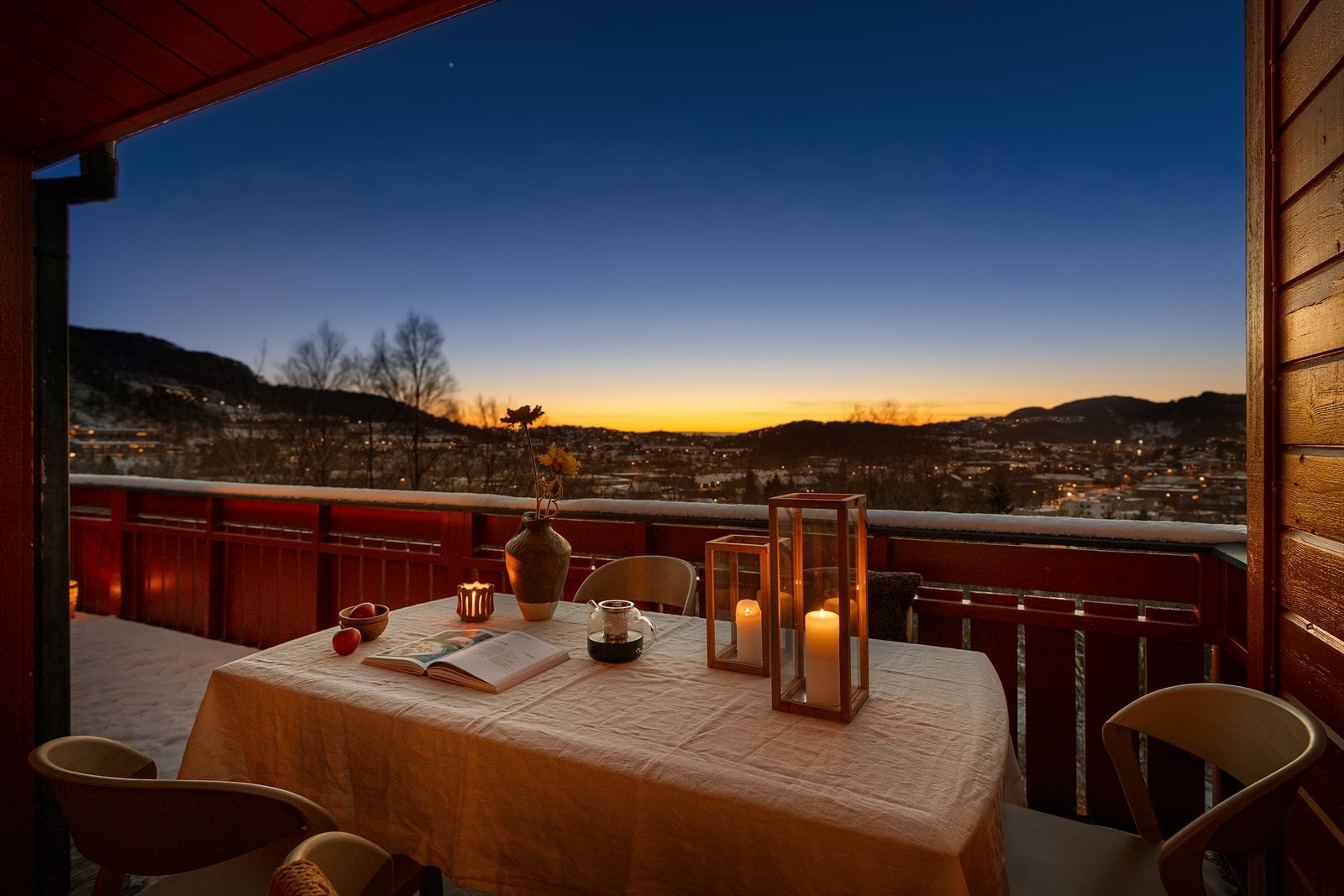 Nyt en fantastisk solnedgang fra denne balkongen. Galleribilde