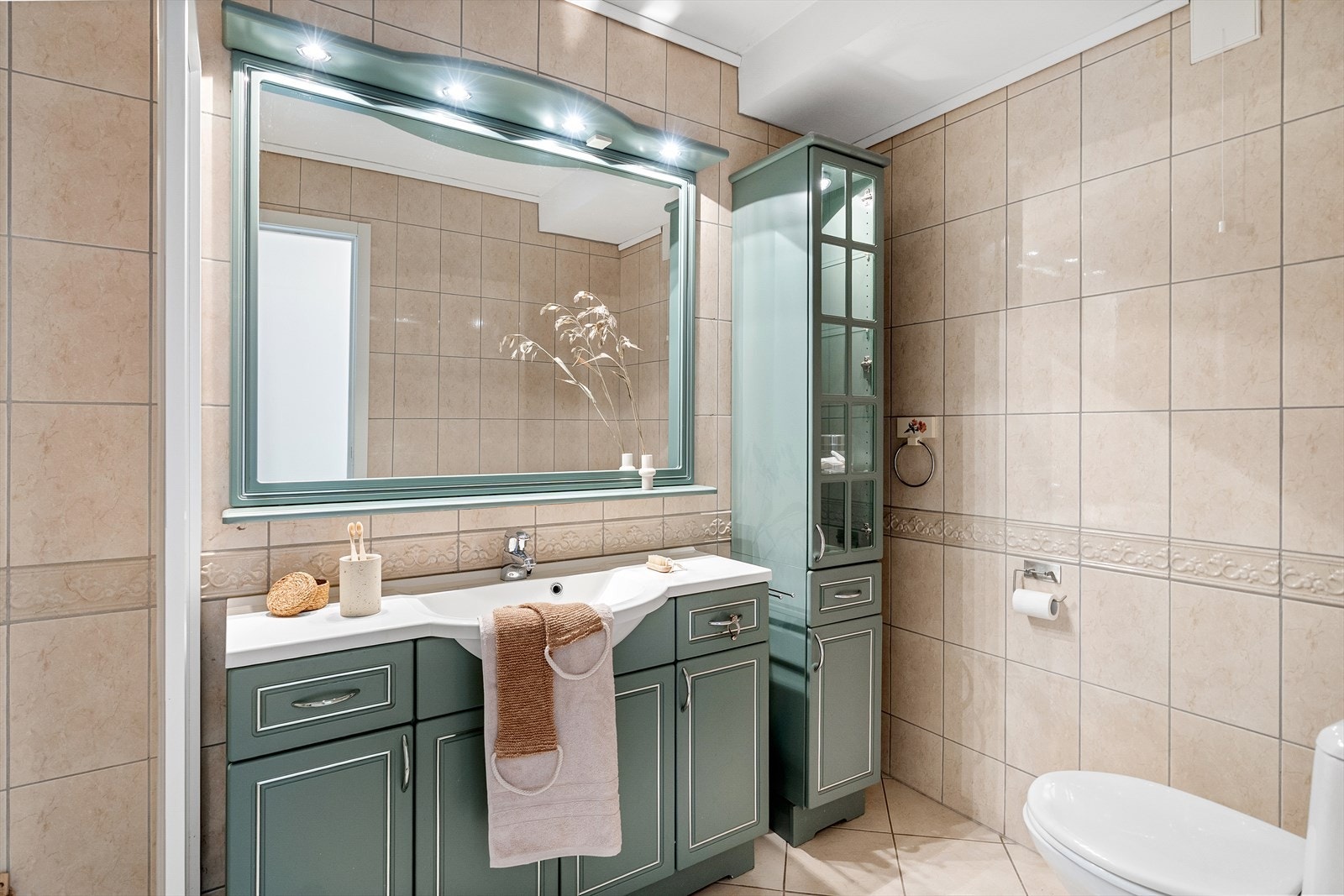 Keramiske fliser på gulv/vegger
og malt platekledning i himling. Badet måler 4,7m². Galleribilde