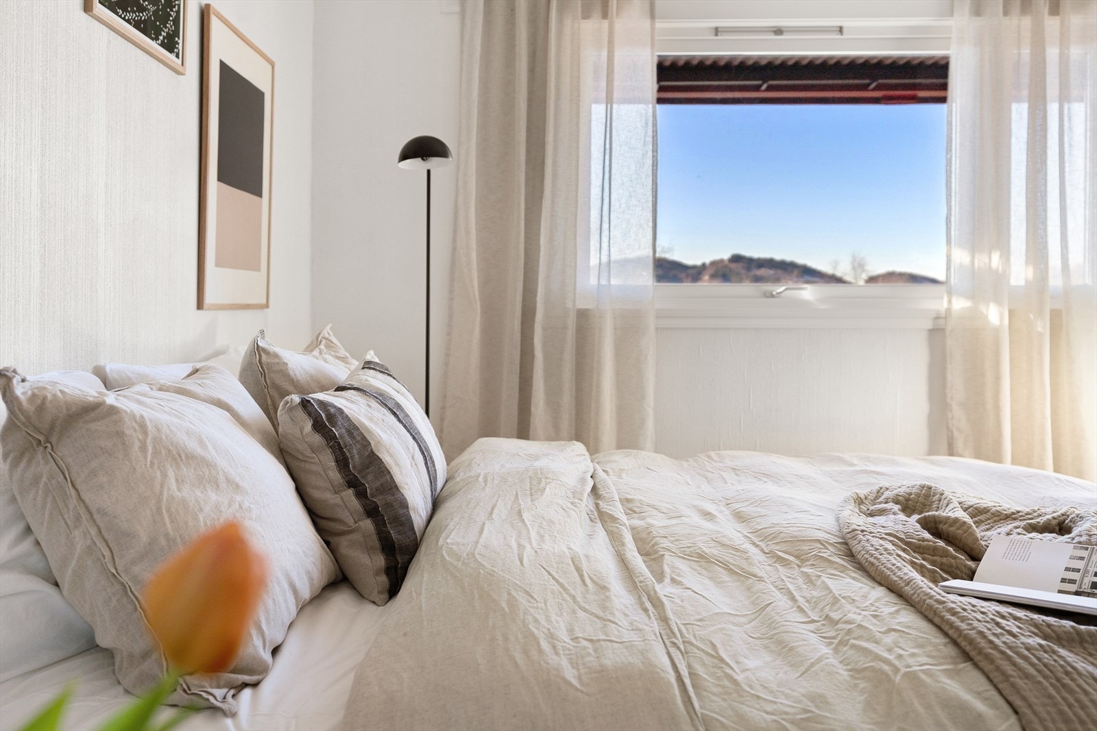 Lyst og innbydende soverom med flott utsikt. Galleribilde