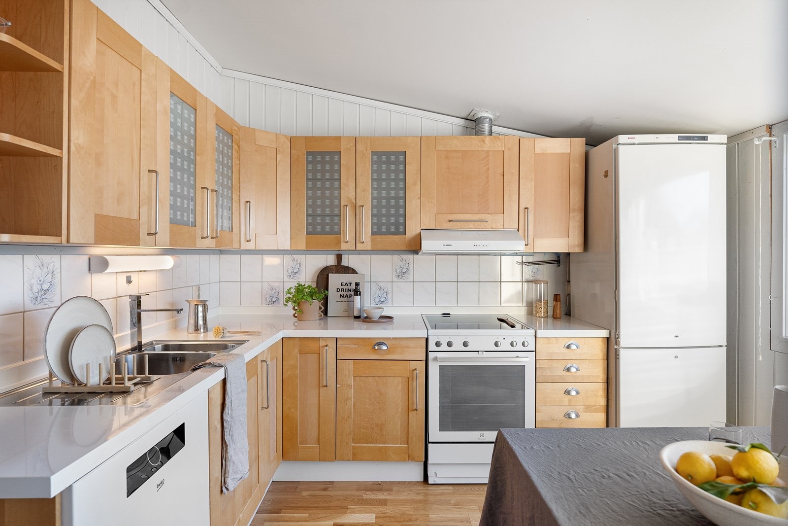 God benkeplass og smarte løsninger skaper et praktisk arbeidsmiljø for matlaging. Galleribilde