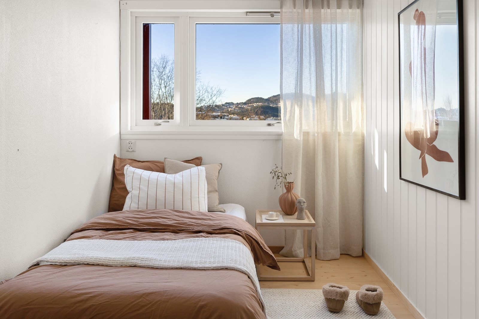 Lyst og innbydende soverom med vindu som gir flott utsikt og naturlig lys. Galleribilde