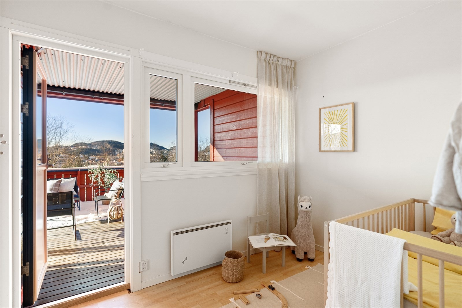Lyst barnerom med direkte tilgang til solrik terrasse og vakker utsikt. Galleribilde