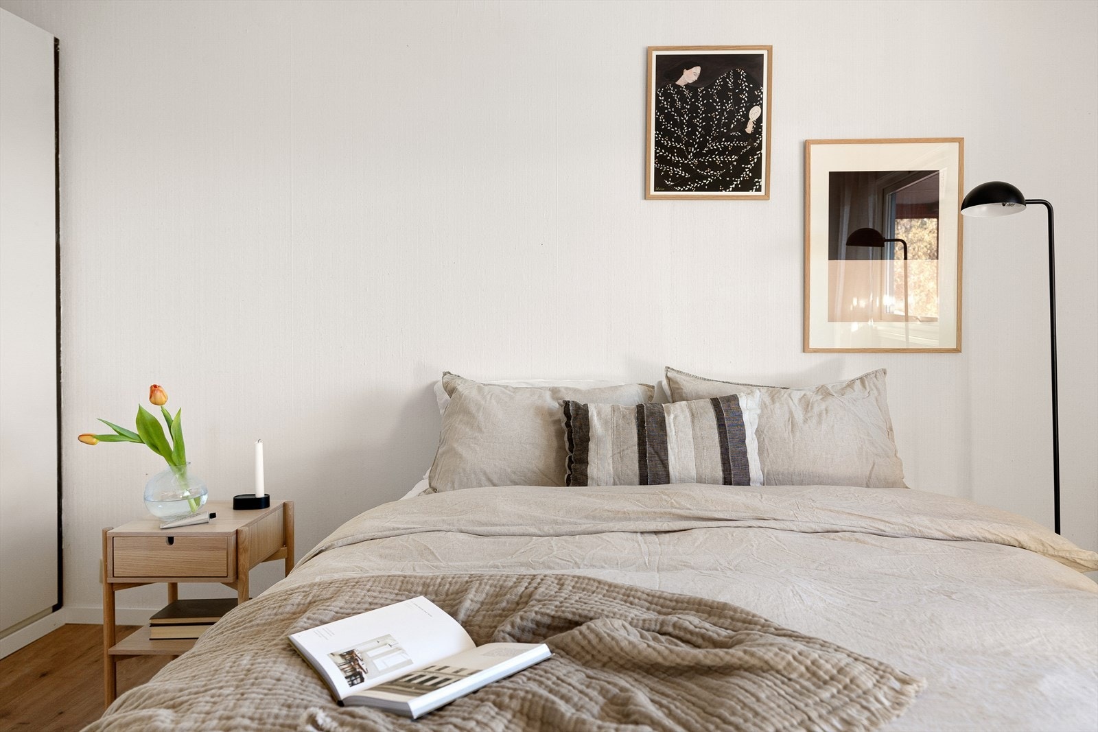 Malt nøytrale farger, perfekt for avslapning. Plass til dobbel seng, garderobeskap og/eller annet soveromsmøblement. Galleribilde