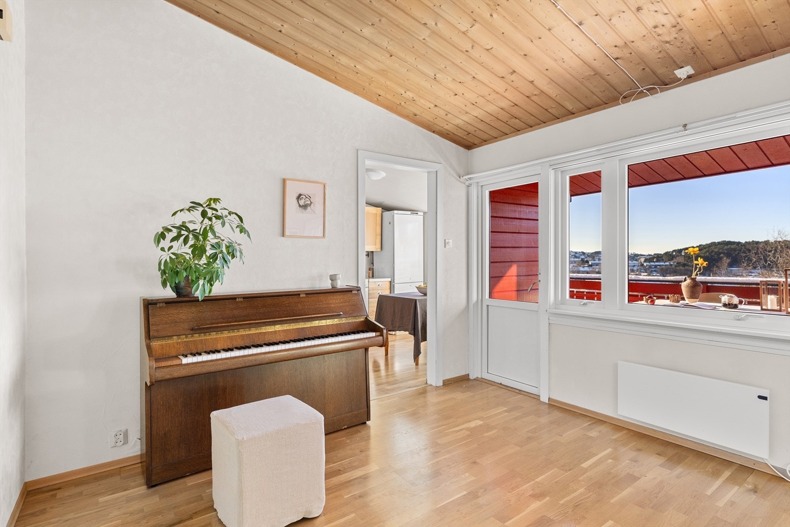 Herfra er det utgang til den deilige, vestvendte altanen Galleribilde