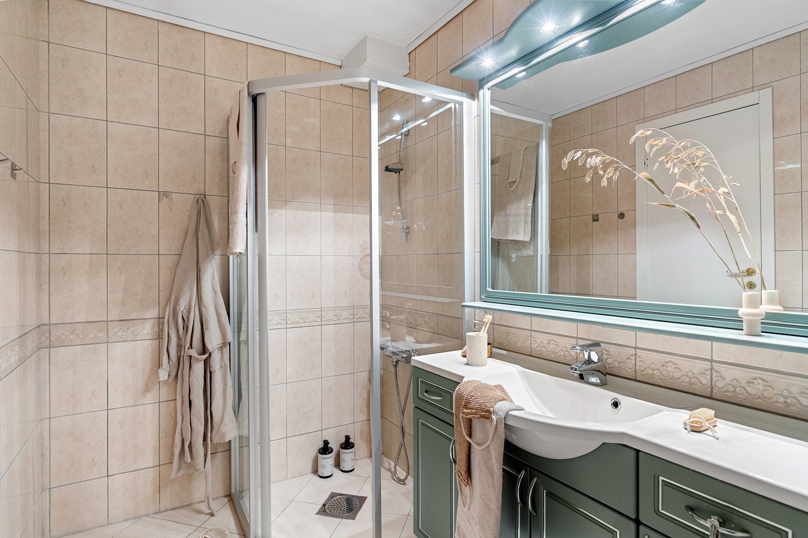 Bad med dusjkabinett og stilige detaljer. Perfekt for avslapning og daglig velvære. Praktisk innredning. Galleribilde