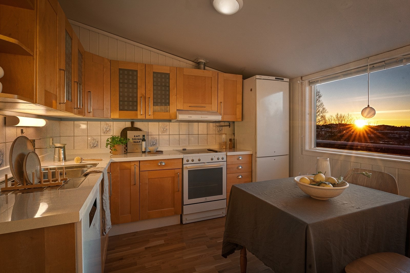 Egen spiseplass ved kjøkkenvindu Galleribilde