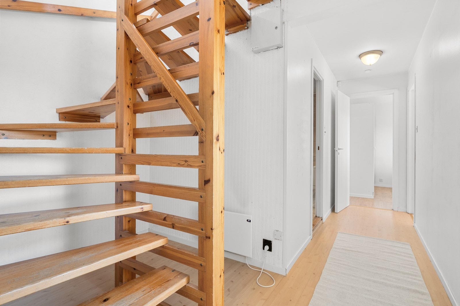 Varmepumpe fra 2023 montert ved trappenedgang Galleribilde