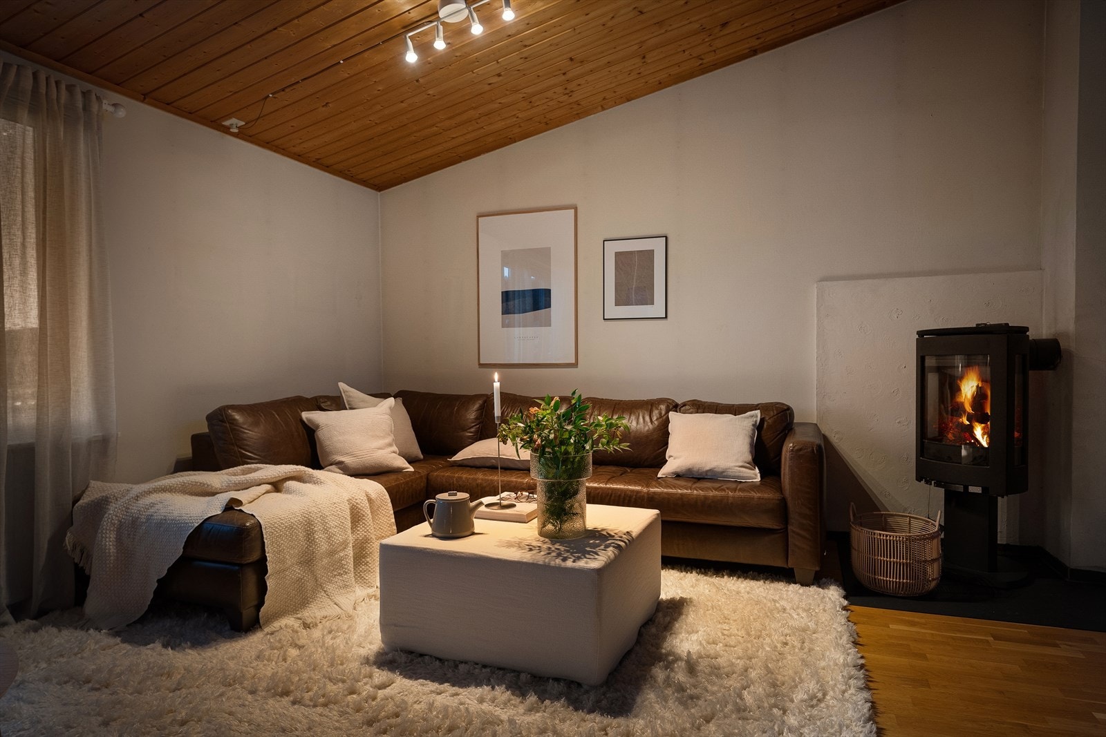 Koselig stue med peis, perfekt for avslapning. Behagelig atmosfære med varm belysning. Galleribilde