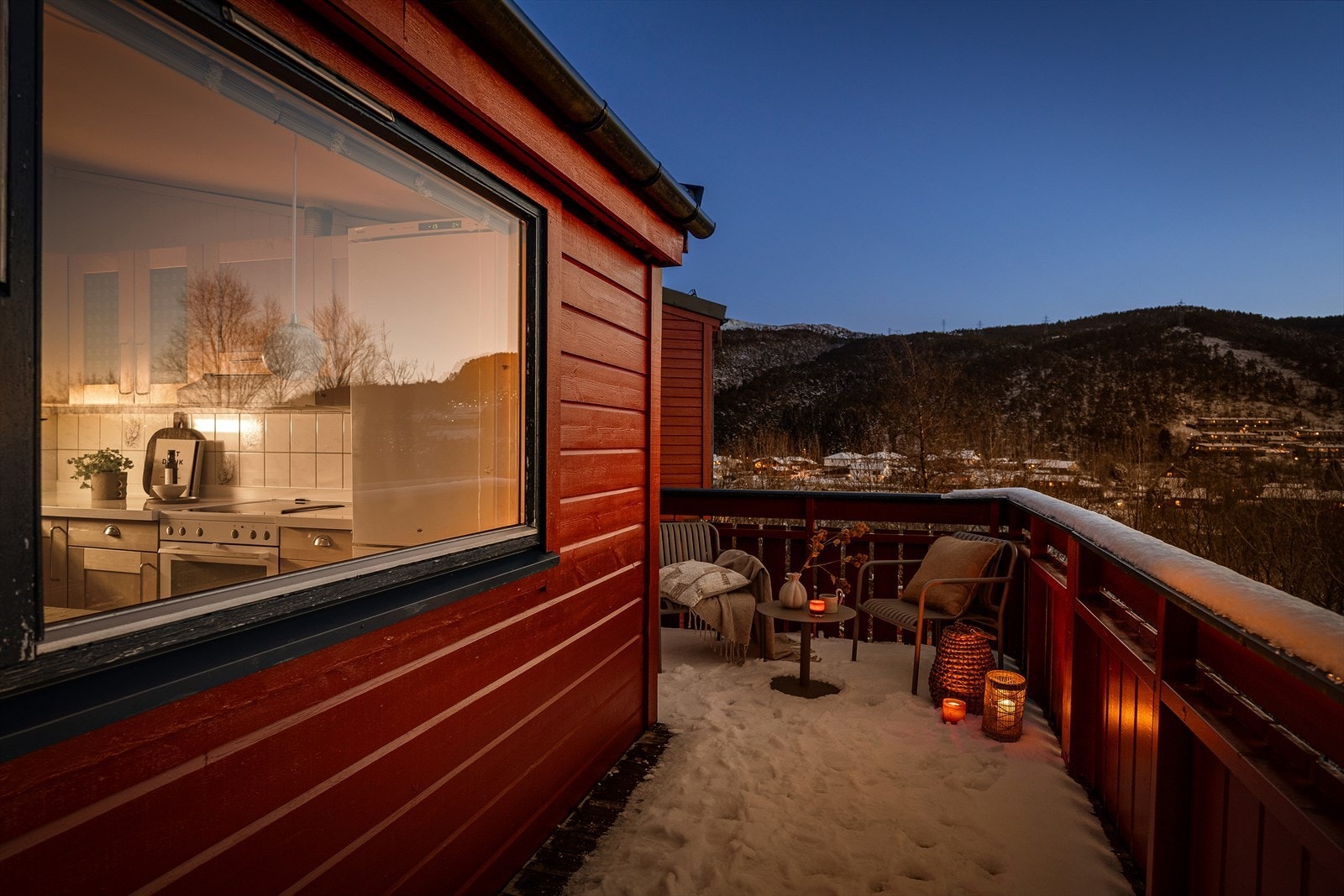 Koselig balkong med nydelig utsikt, det er bare å glede seg til sommeren... Galleribilde