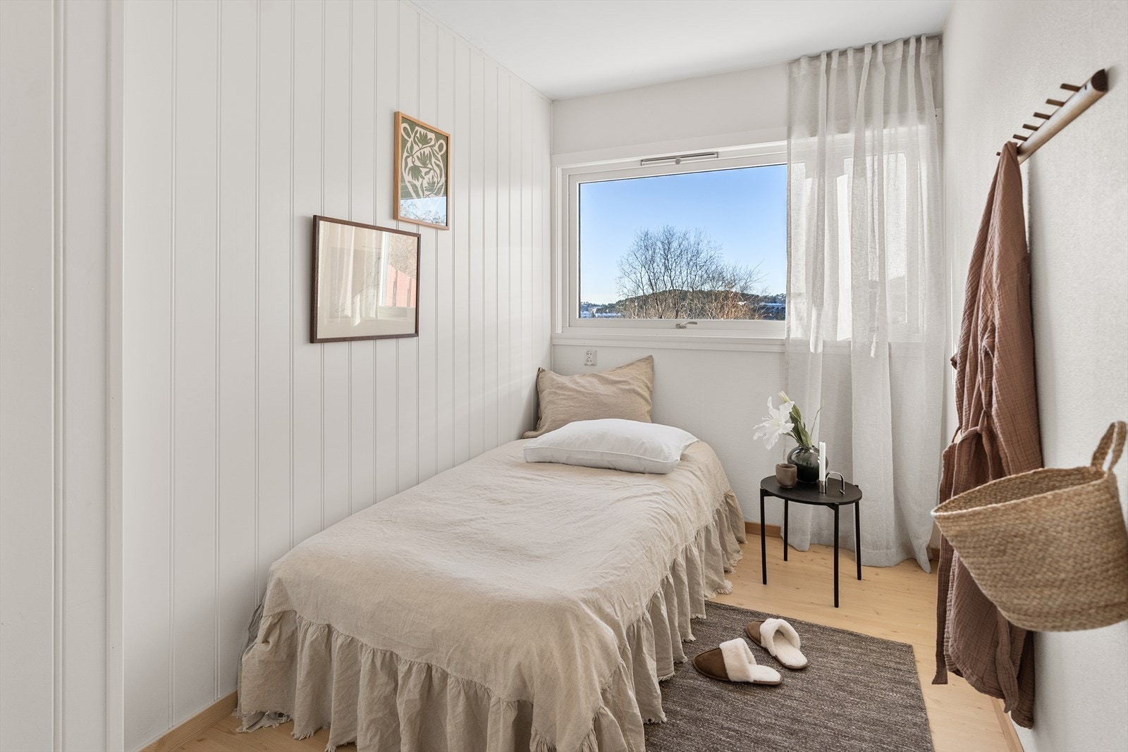 Laminat på gulv, malt panel, mdf panel
og malt strie på vegger og malt platekledning i himling. Galleribilde