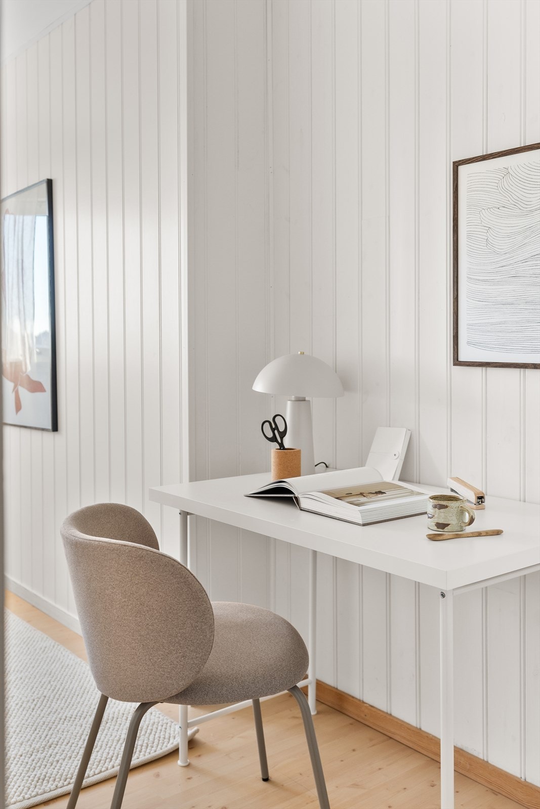 Lyst og innbydende rom med stilrent design, perfekt for kreative øyeblikk og avslapning. Enkelt og elegant uttrykk. Galleribilde