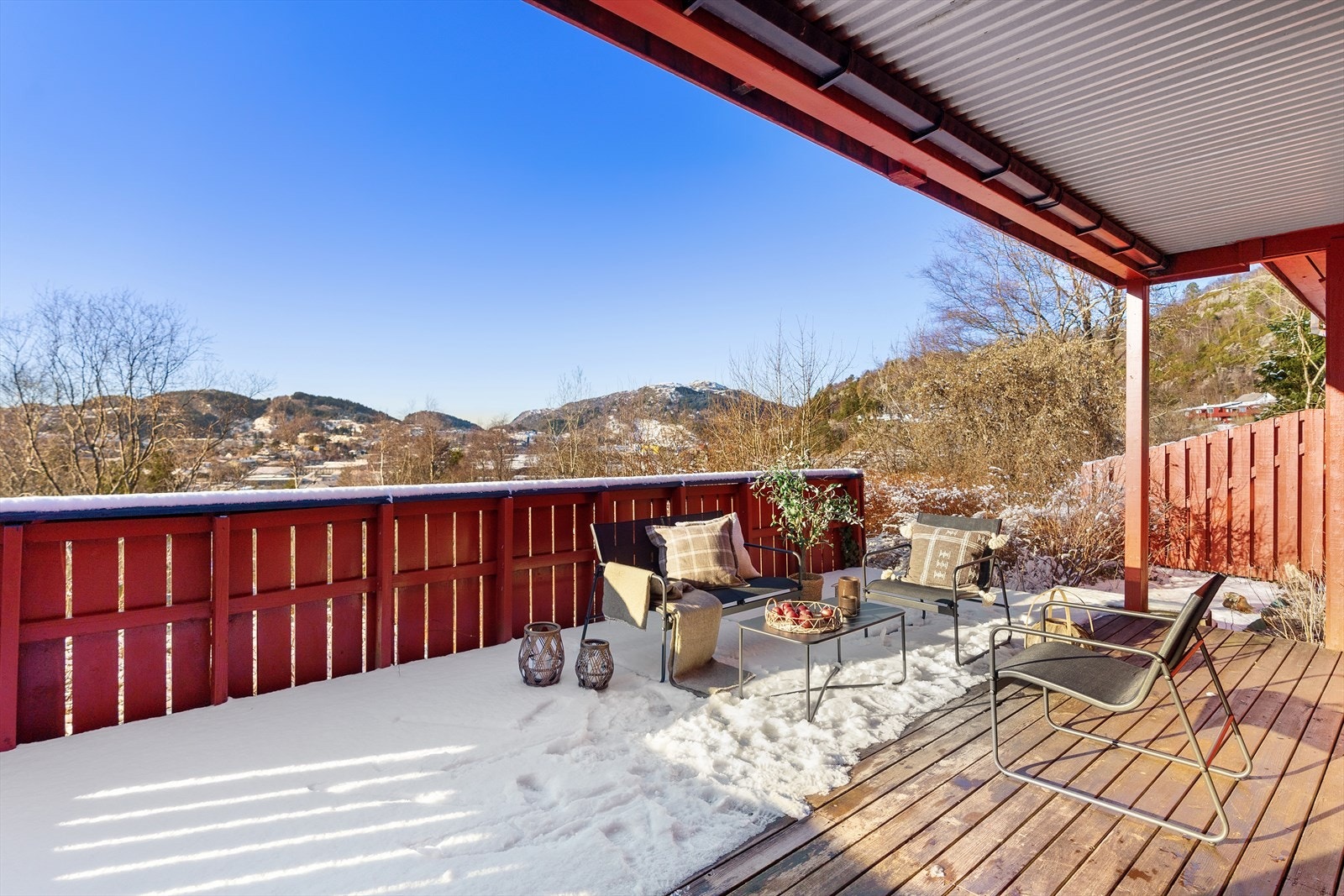 Fra soverom 2 er det utgang til denne deilige terrassen Galleribilde