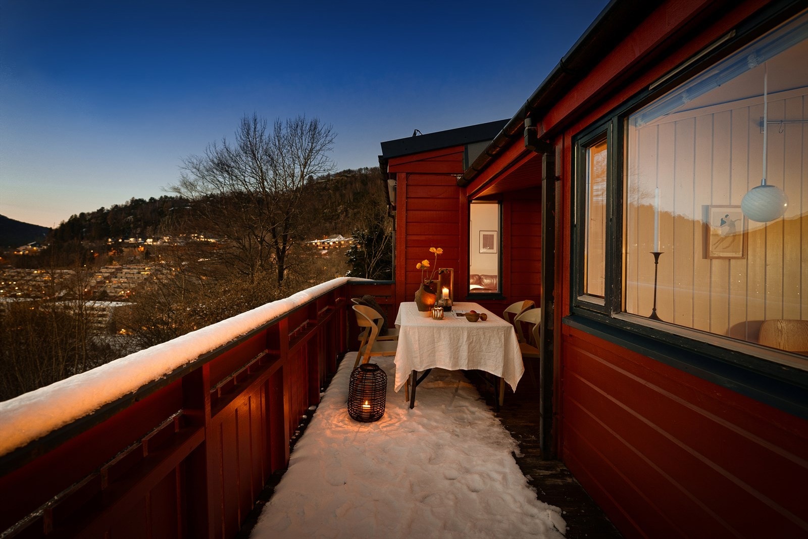 Koselig terrasse med utsikt over snødekt landskap og fjell. Galleribilde