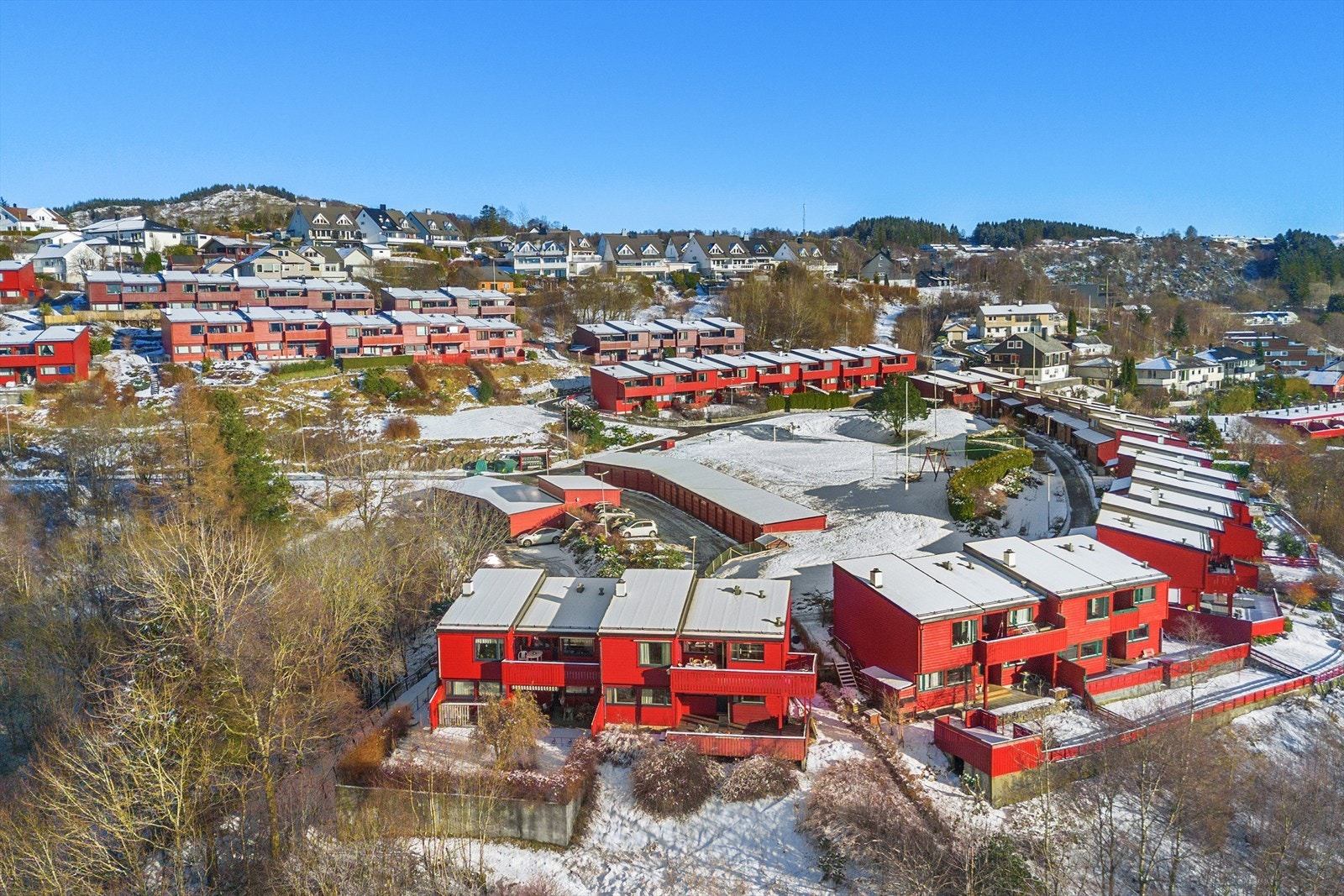 Flott utsikt, familievennlig nabolag, nærhet til skoler og turmuligheter. Perfekt for aktive familier. Galleribilde