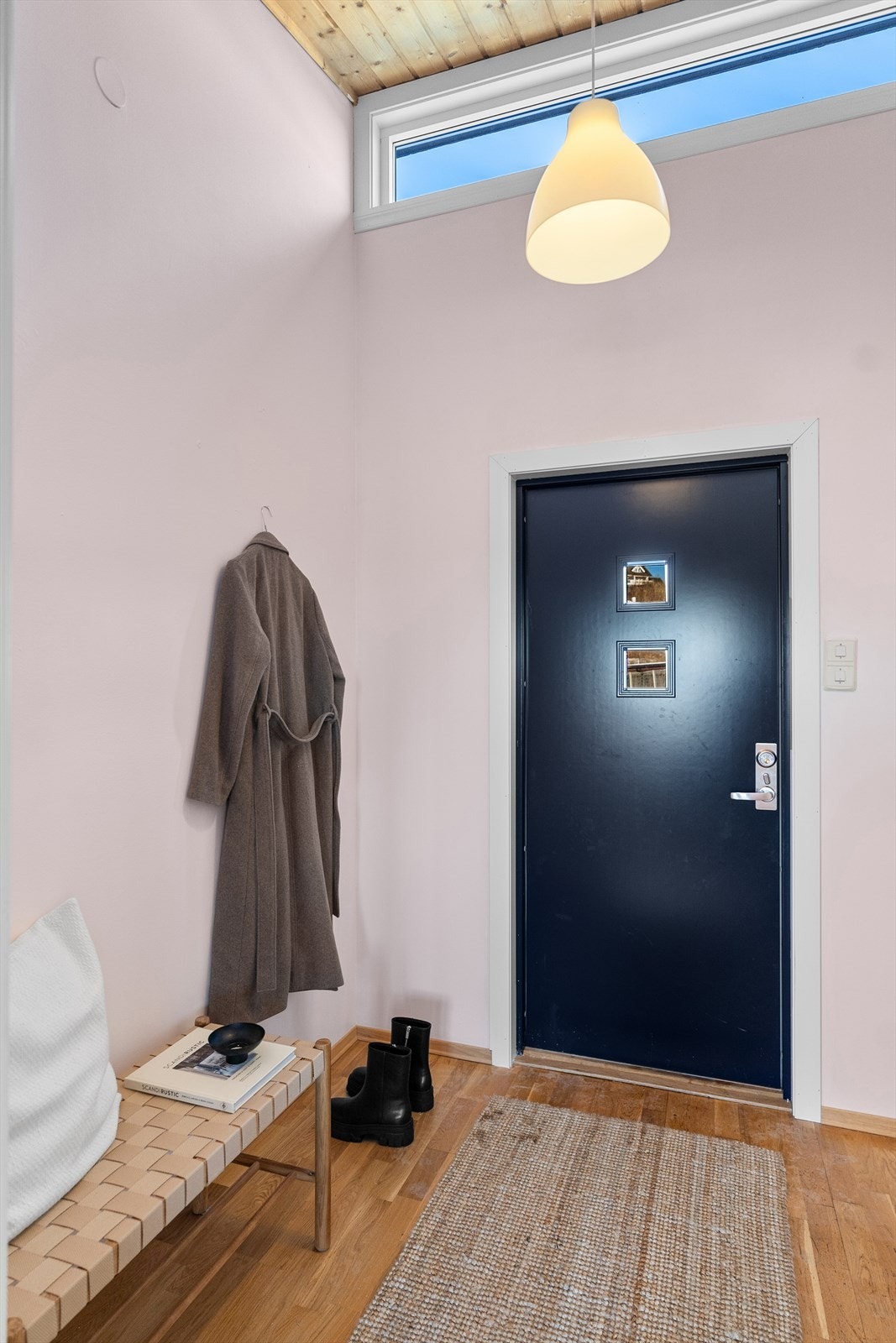 Lys og innbydende entré. Perfekt for å ønske gjester velkommen i ditt nye hjem. Galleribilde